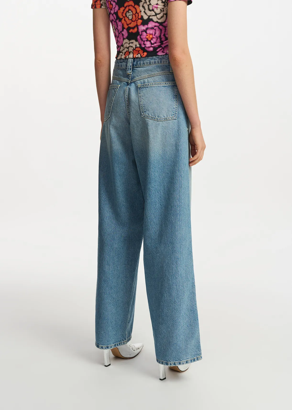 Blue wide-leg jeans