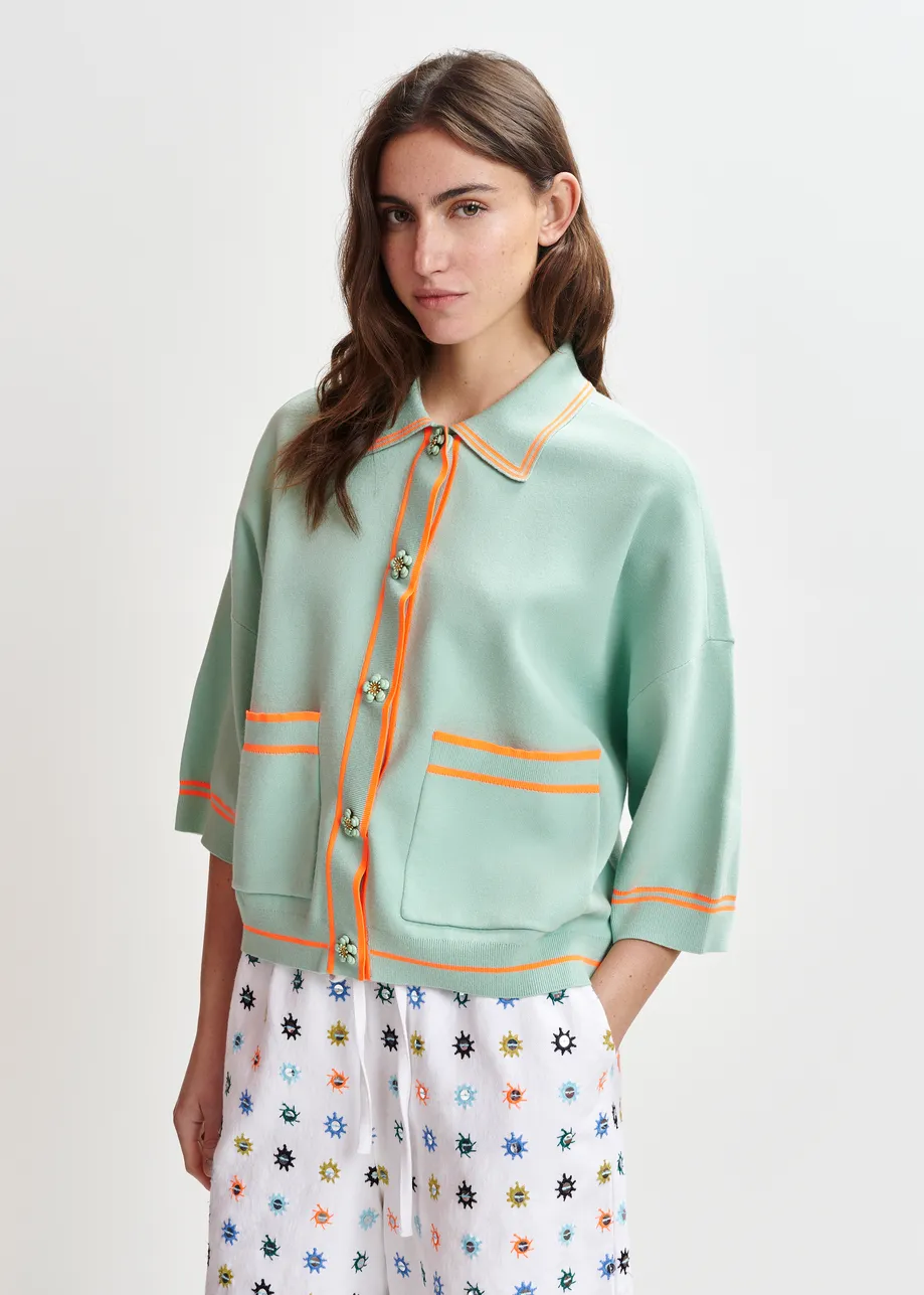 Zwart-witte cardigan met bloemetjesknopen en contrastboord