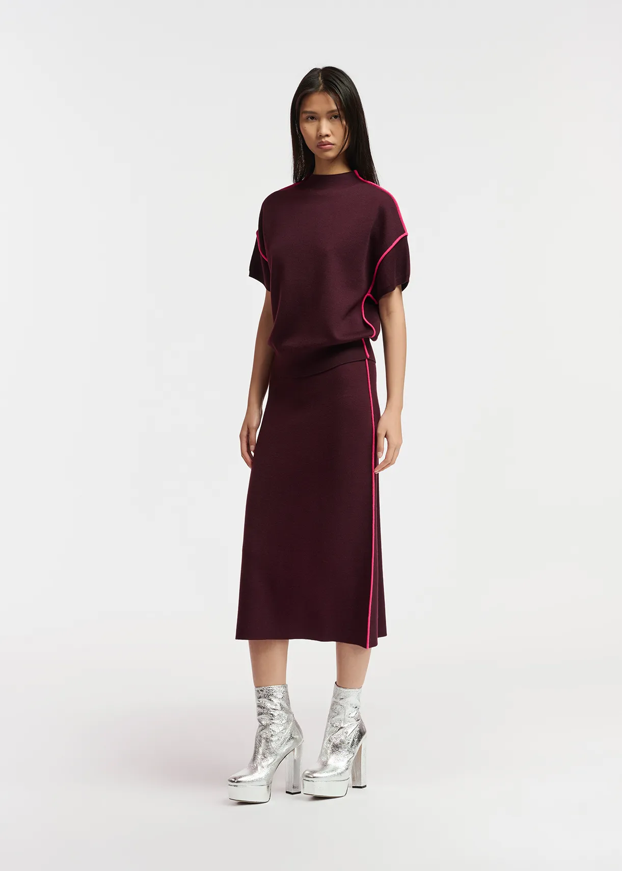 Burgundy short-sleeved sweater with neon pink piping