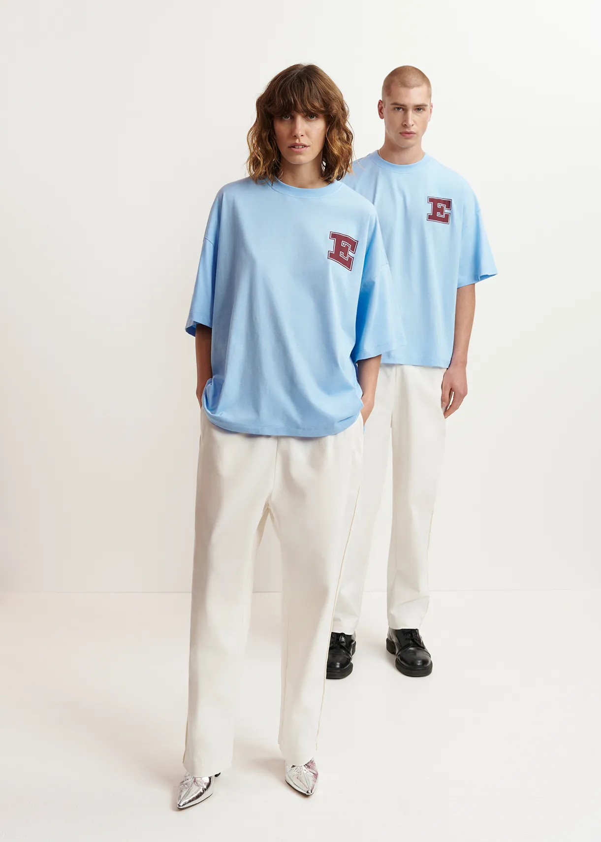 Blue organic cotton T-shirt with 'E' print