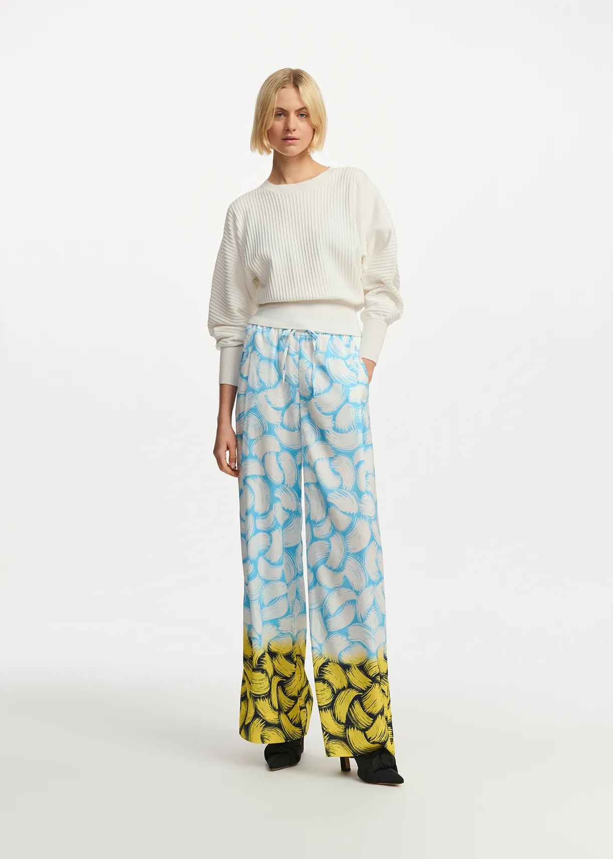 Off-white knitted sweater with fitted waist
