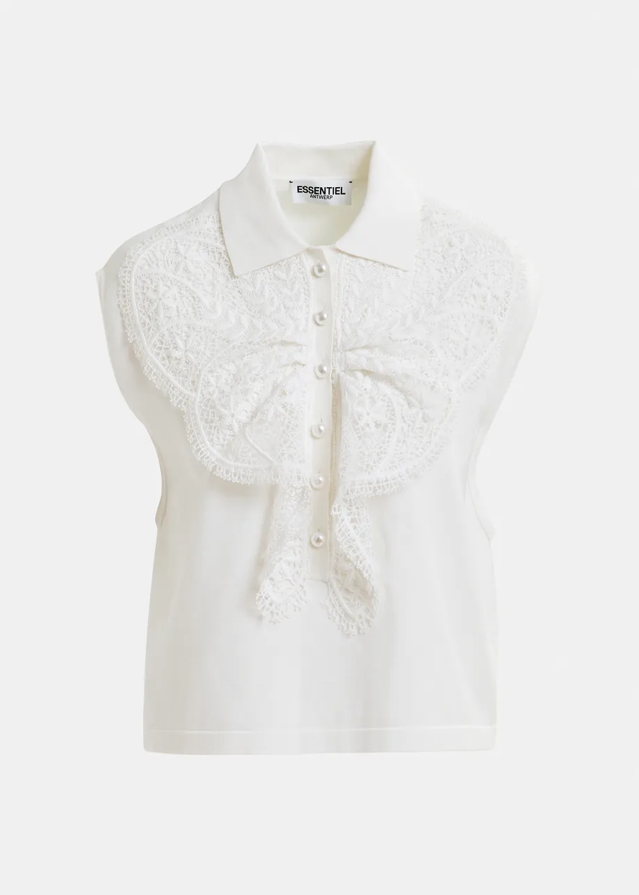 Witte mouwloze polo met kant en parelknopen