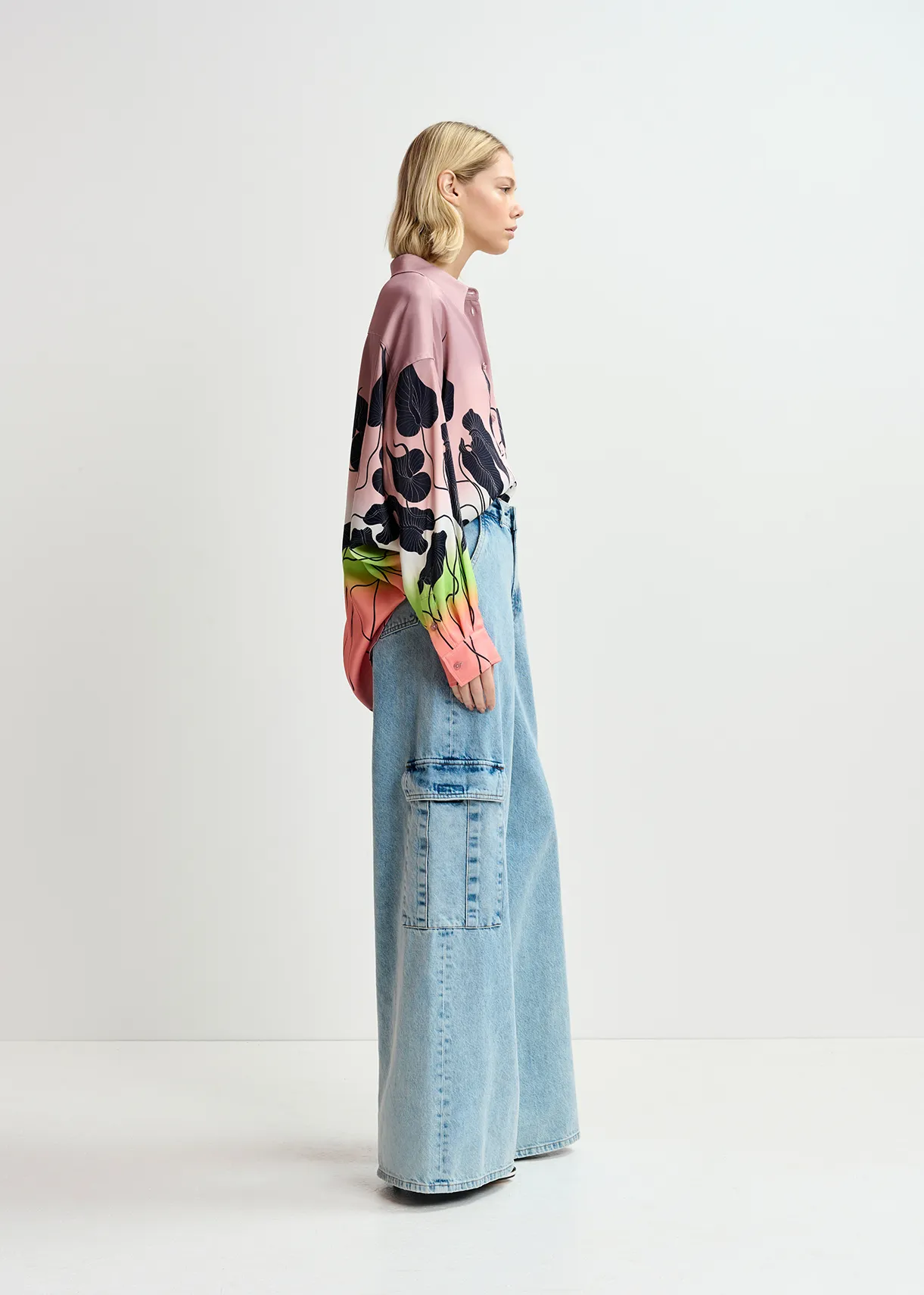 Blue wide-leg cargo jeans
