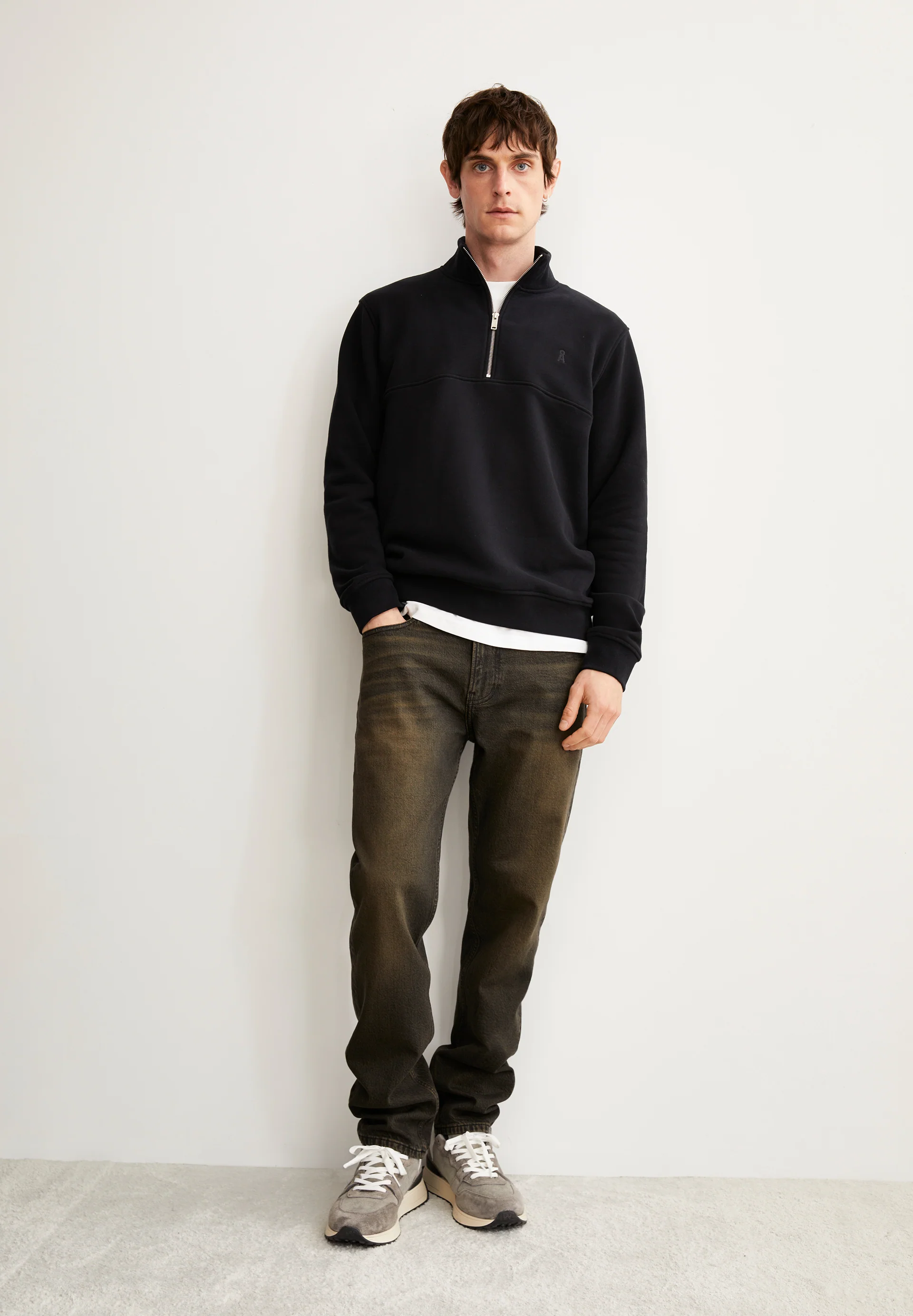 DYLAANO Straight leg mid waist made from an organic cotton blend