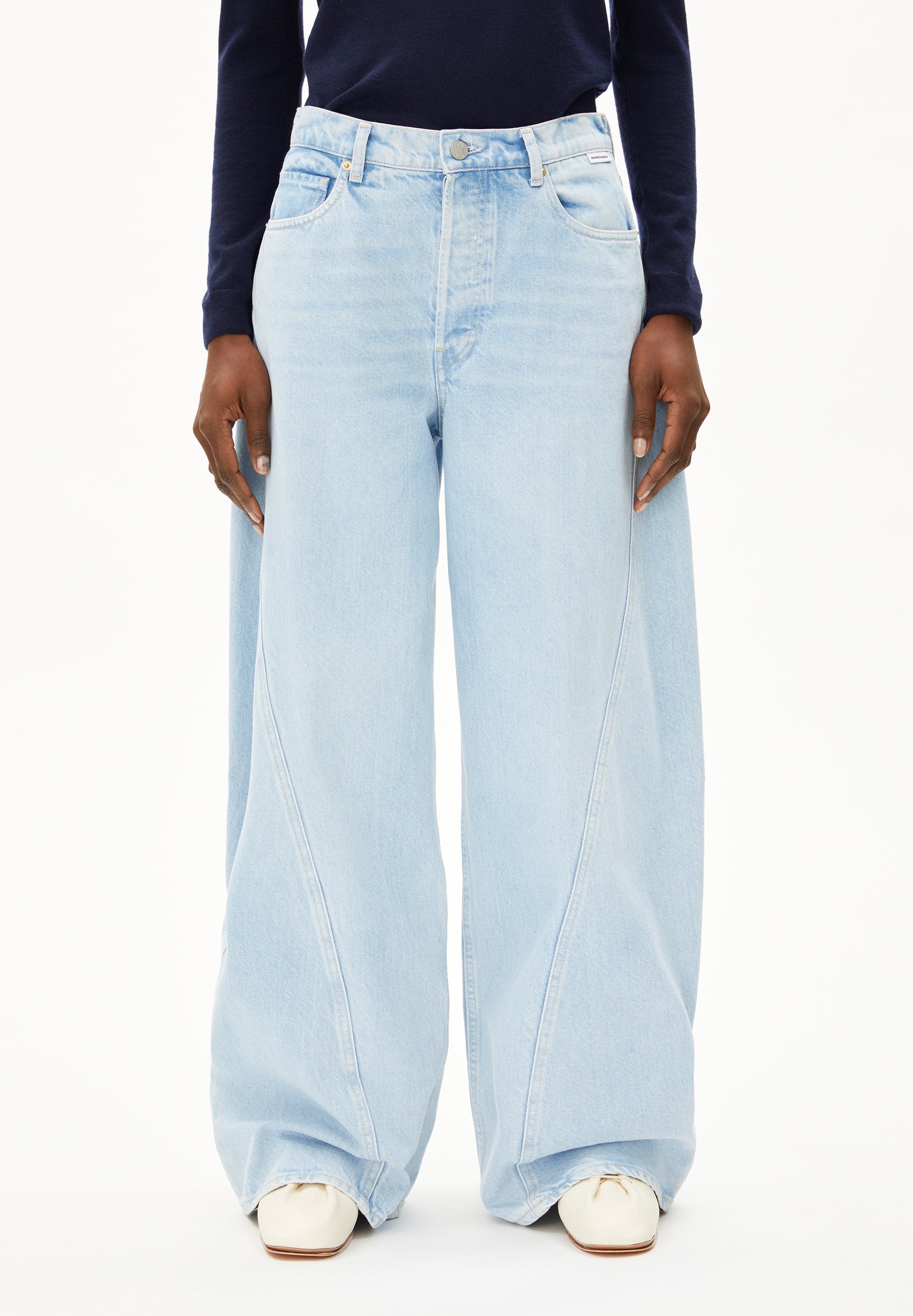 AALTHEA BARREL JEAN Barrel leg mid waist made from recycled cotton