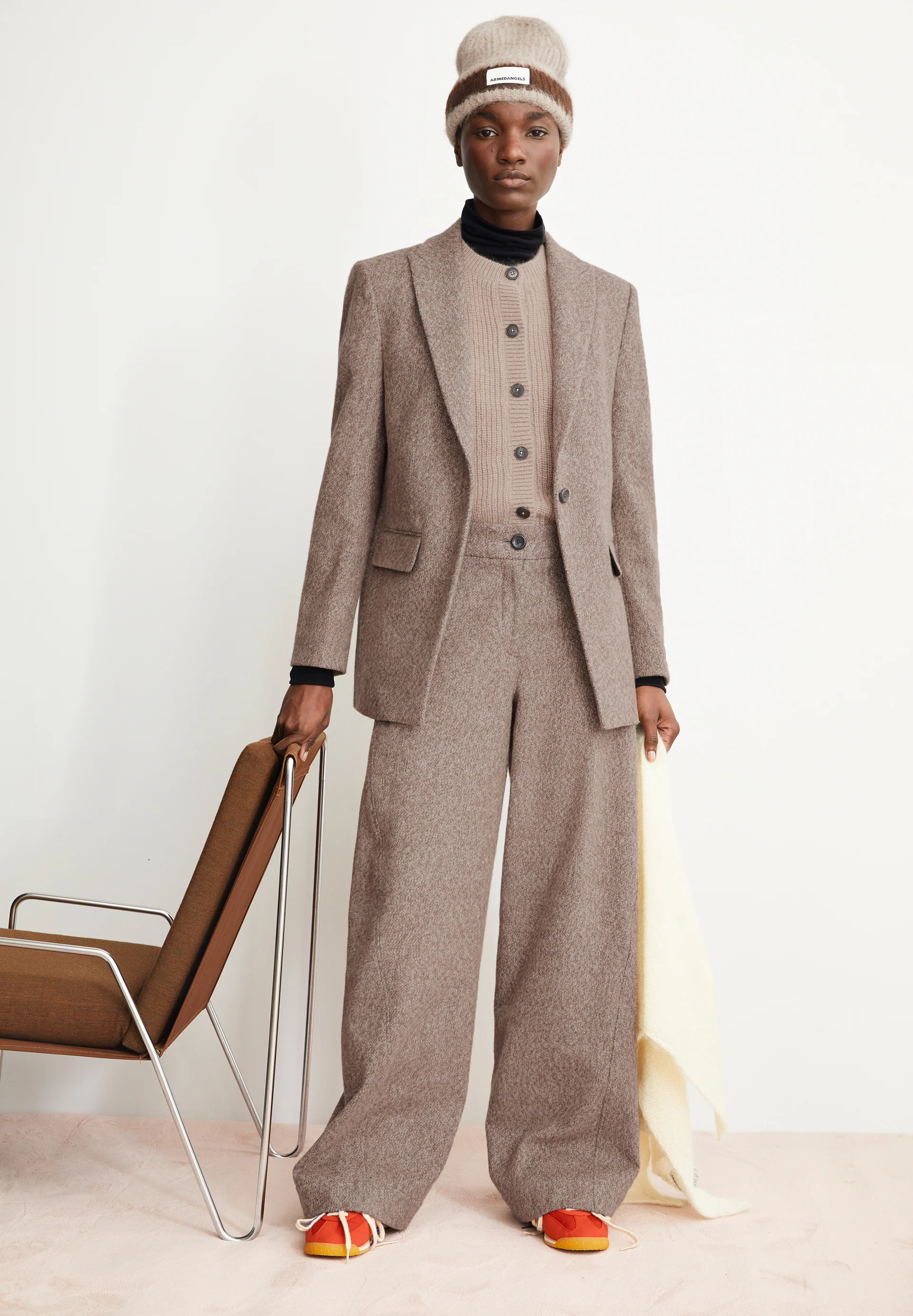 NYXAA TWEED Woven trousers made from organic cotton
