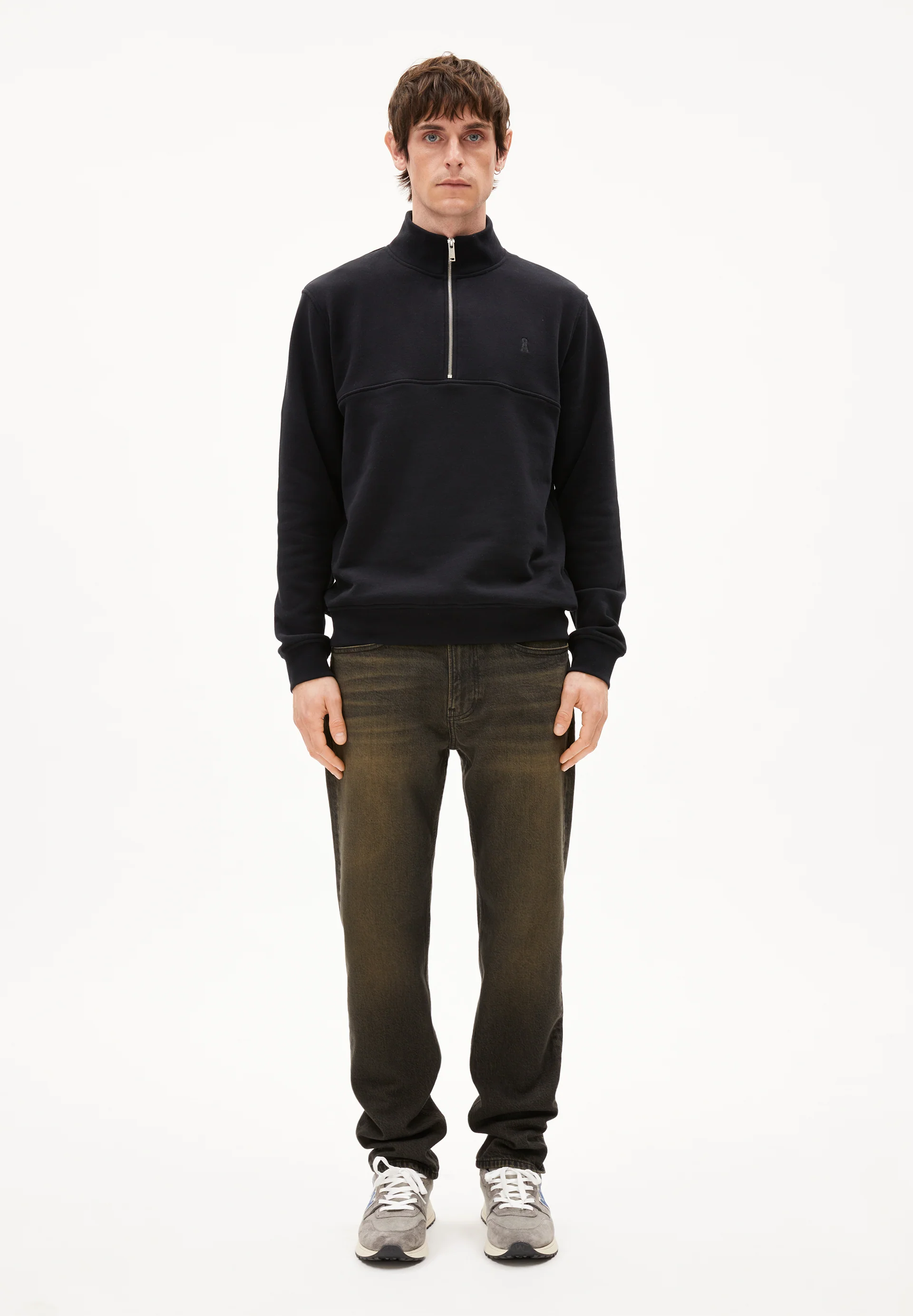 DYLAANO Straight leg mid waist made from an organic cotton blend