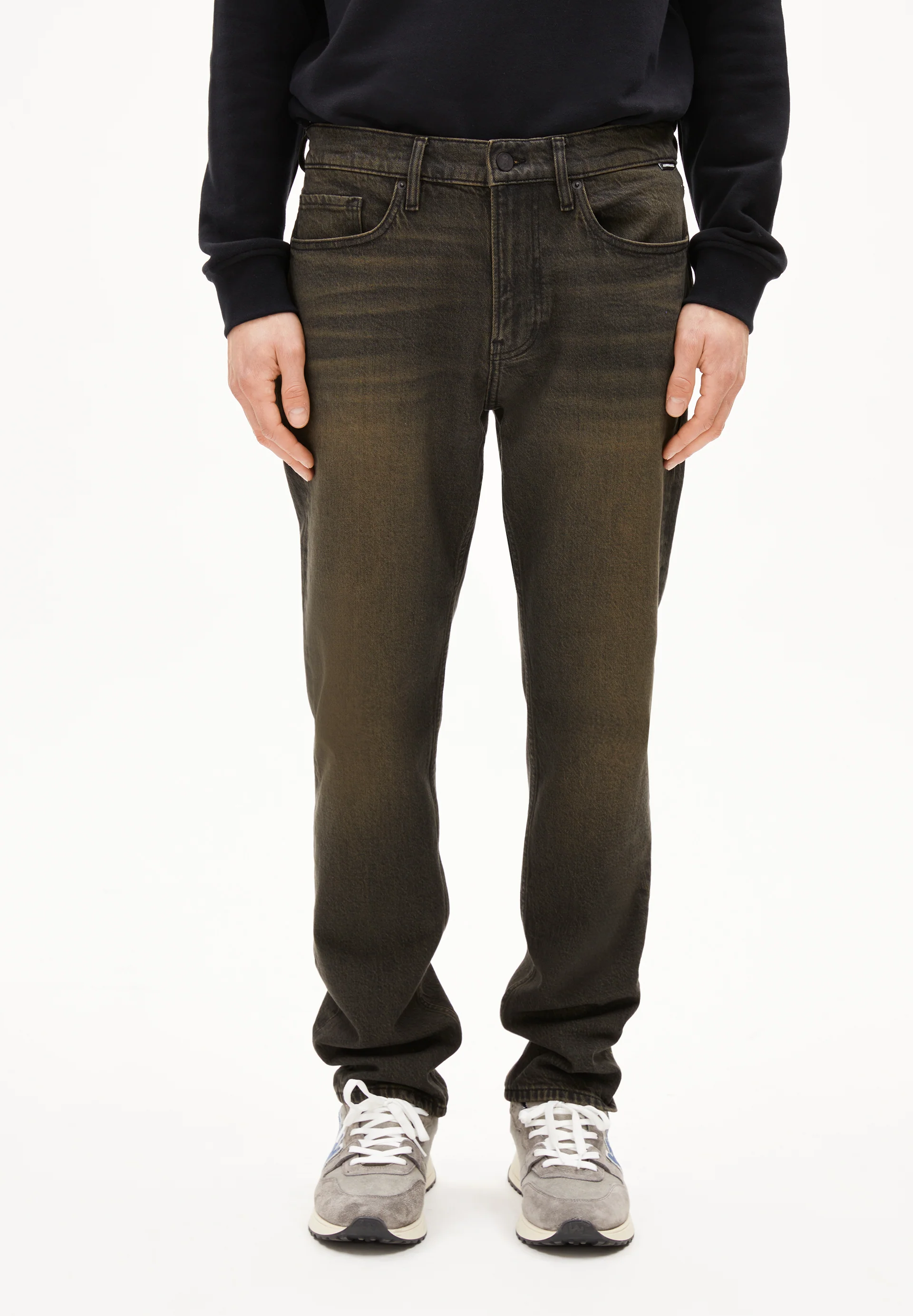 DYLAANO Straight leg mid waist made from an organic cotton blend