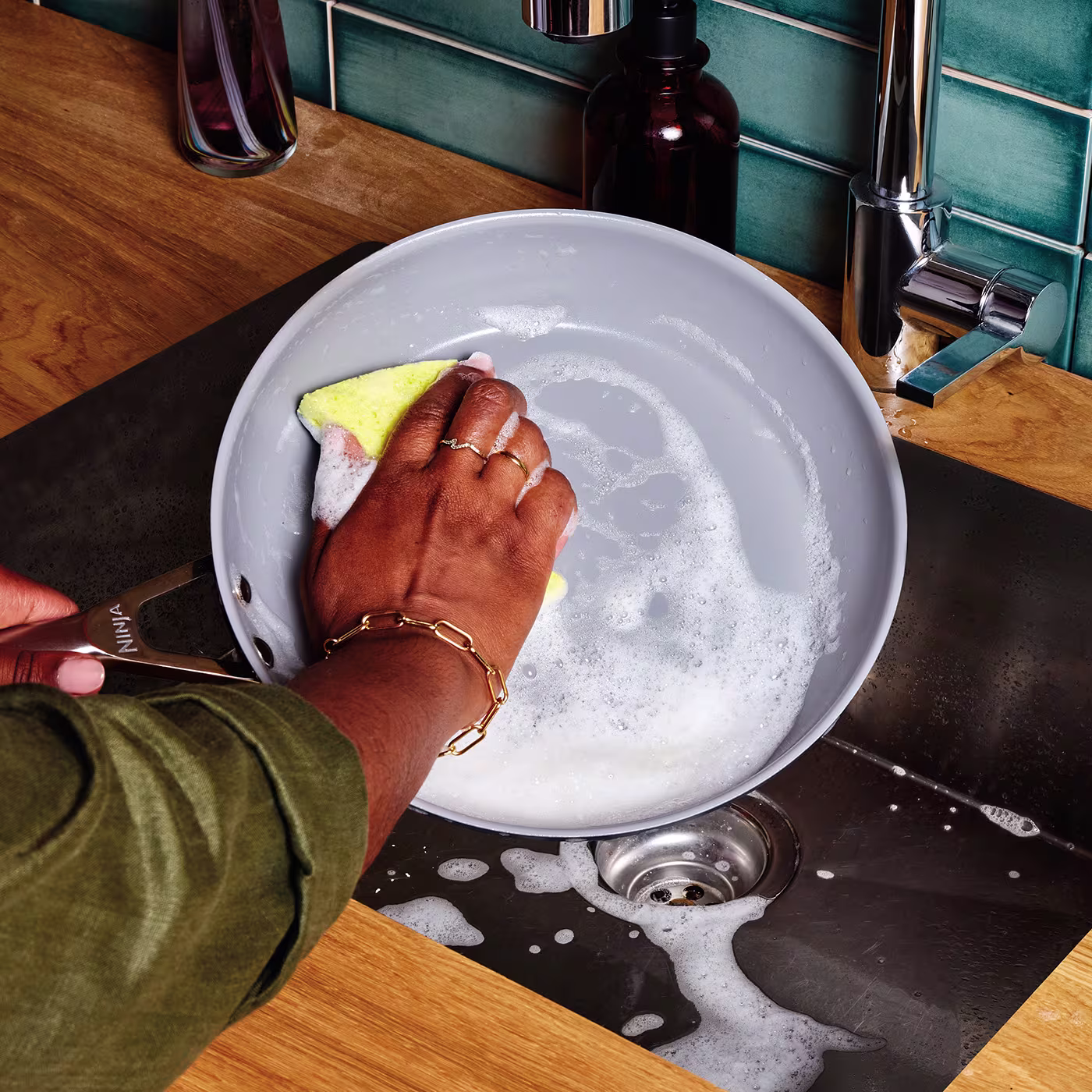 Ninja ZEROSTICK Ceramic Pro 26cm Sauté Pan – Black CW30126UK