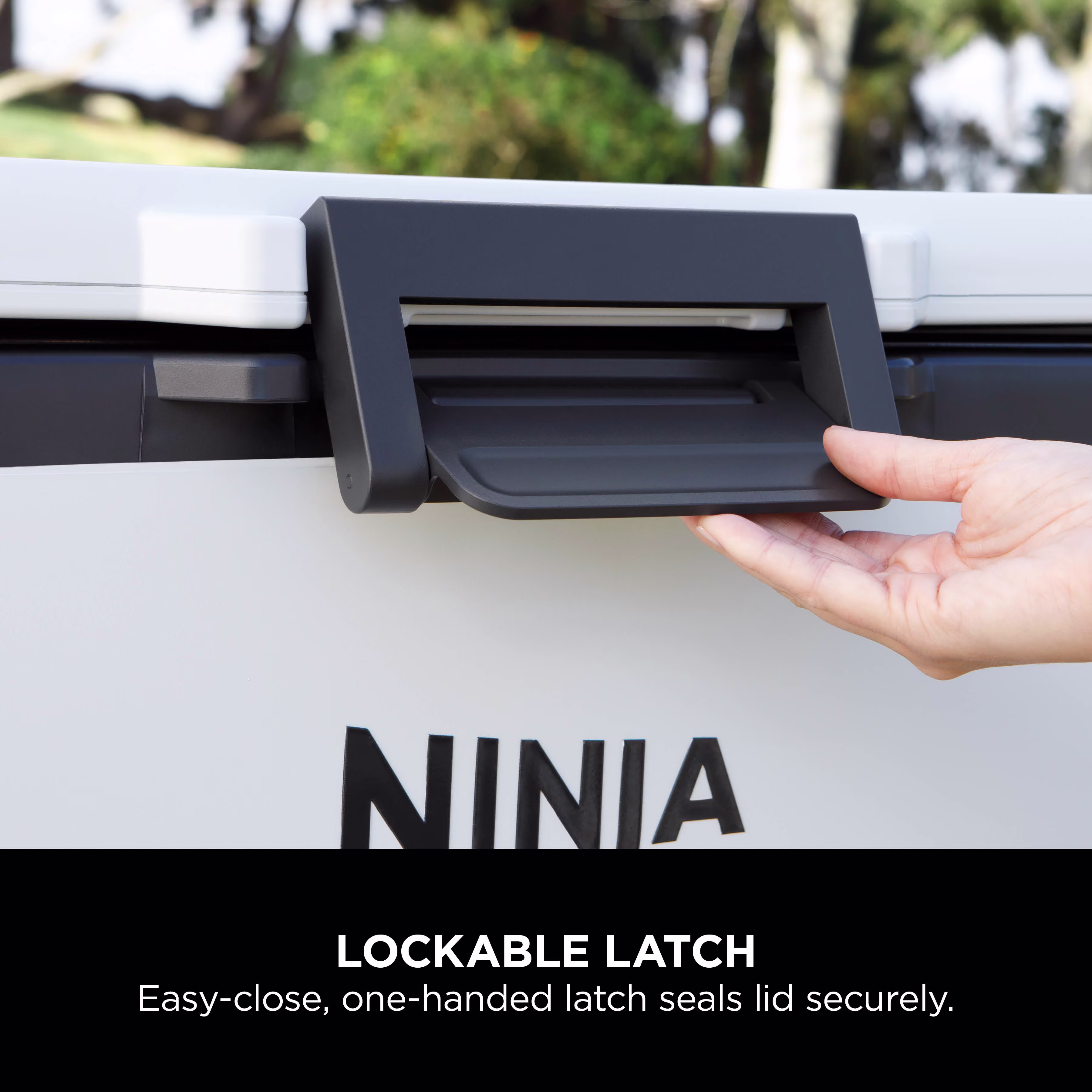 Ninja FrostVault 30QT/28L Cooler, Ice Pack & Thirsti Bottle Bundle