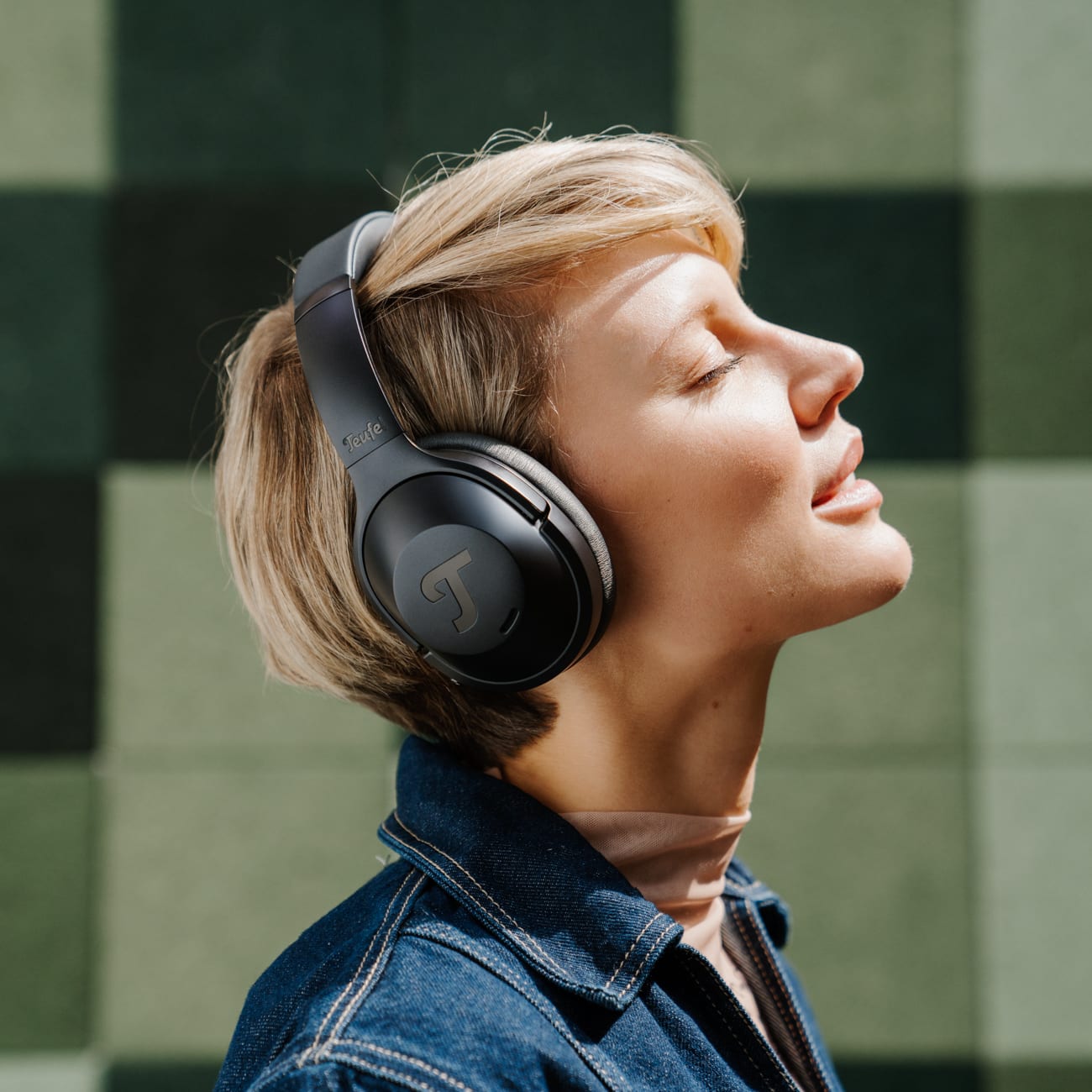 REAL BLUE NC 3 + FeinTech Bluetooth Audio System Enjoy movies with headphones