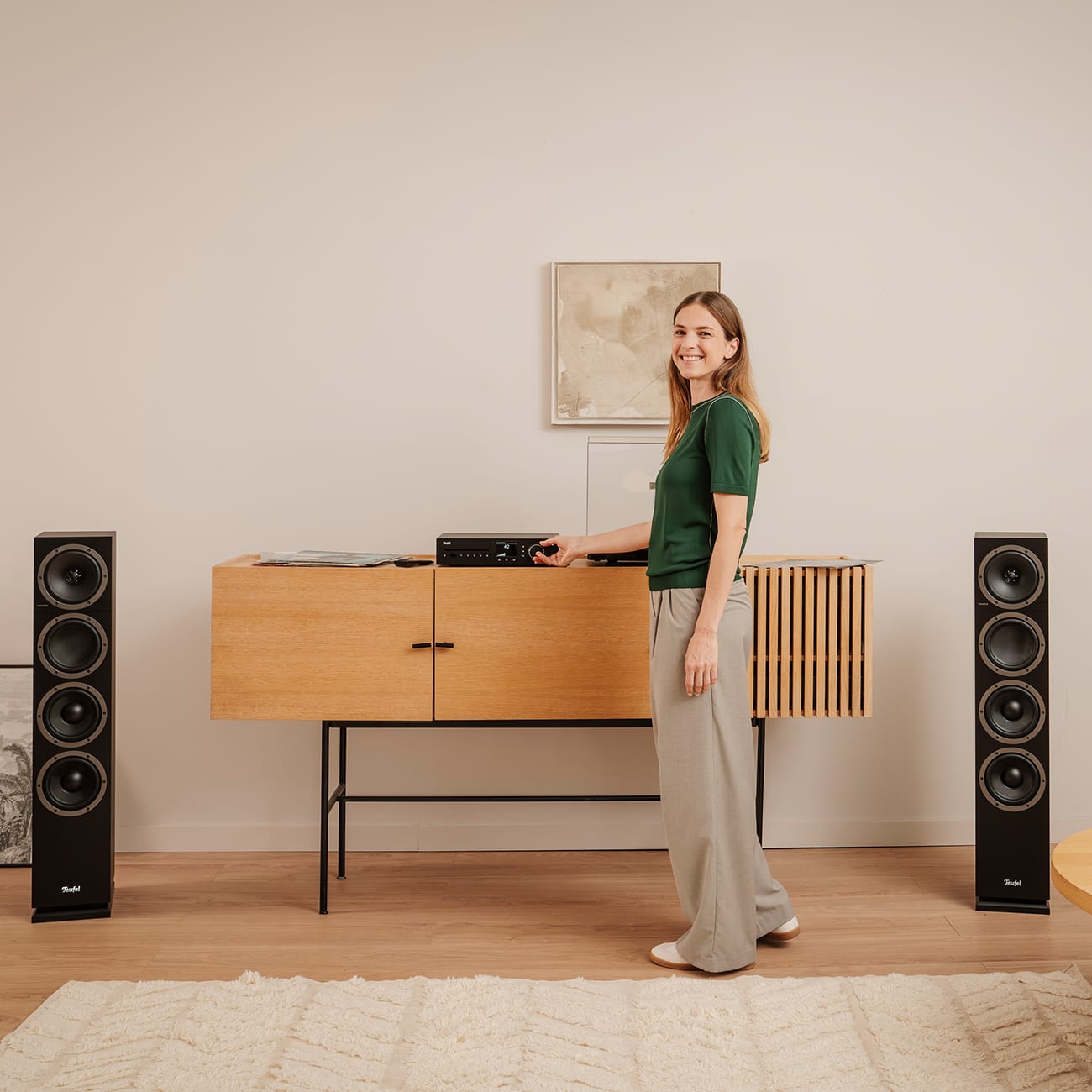 THEATER 500 KOMBO 2 VINYL 250 A good KOMBO: two THEATER 500 speakers, a reciever, and a record player