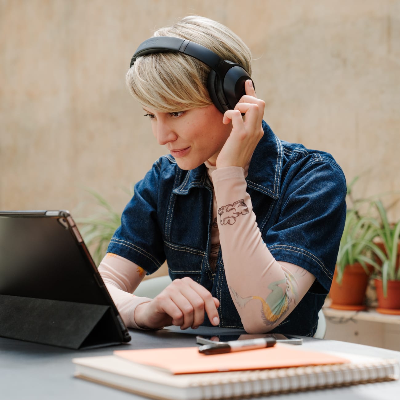 REAL BLUE NC 3 + FeinTech Bluetooth Audio System Enjoy movies with headphones