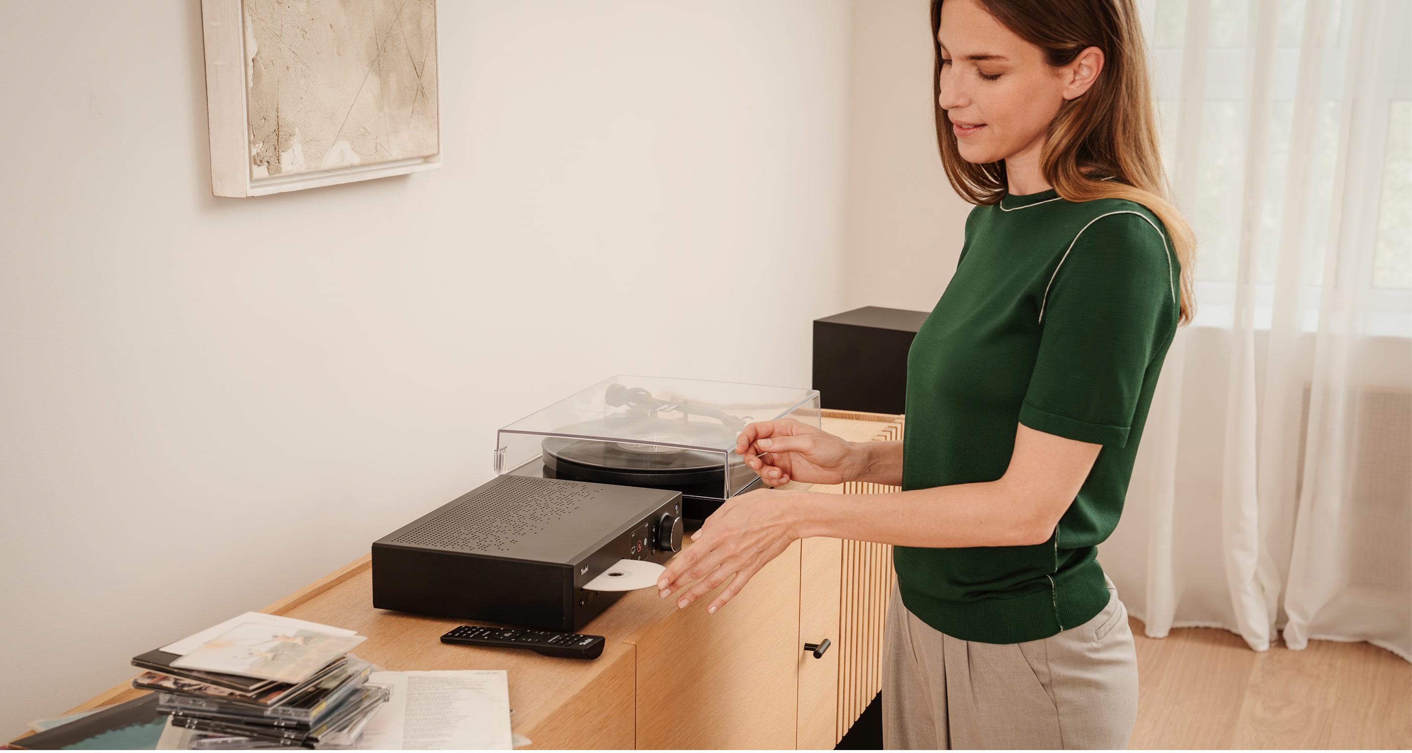 THEATER 500 KOMBO 2 VINYL 250 A good KOMBO: two THEATER 500 speakers, a reciever, and a record player