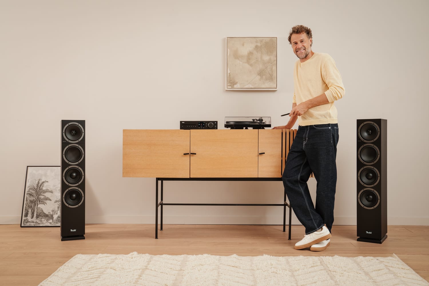 THEATER 500 KOMBO 2 VINYL 250 A good KOMBO: two THEATER 500 speakers, a reciever, and a record player