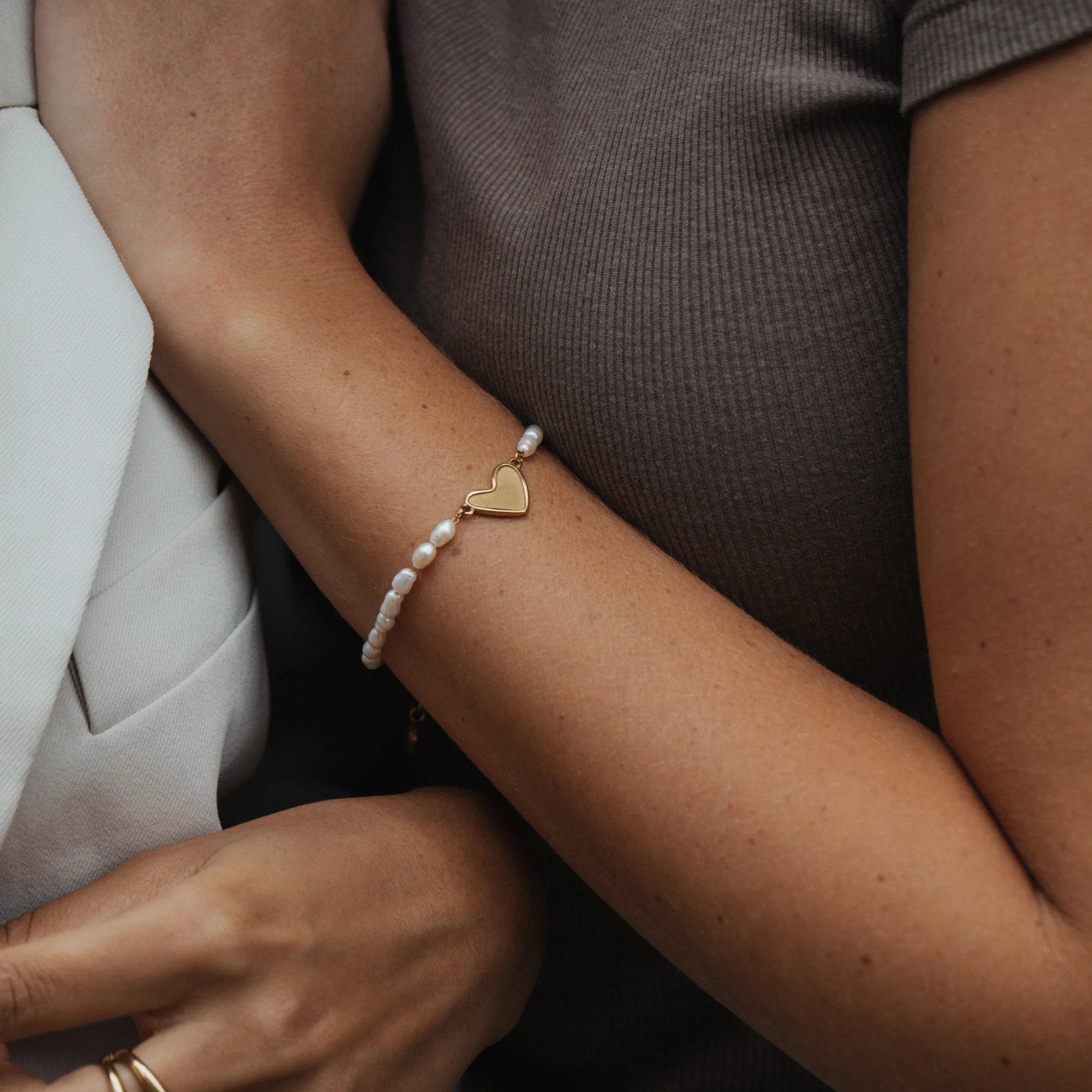 Engravable Heart Pearl Bracelet Gold