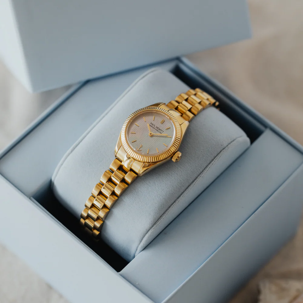 Petit Soleil Round Watch Gold Pearl