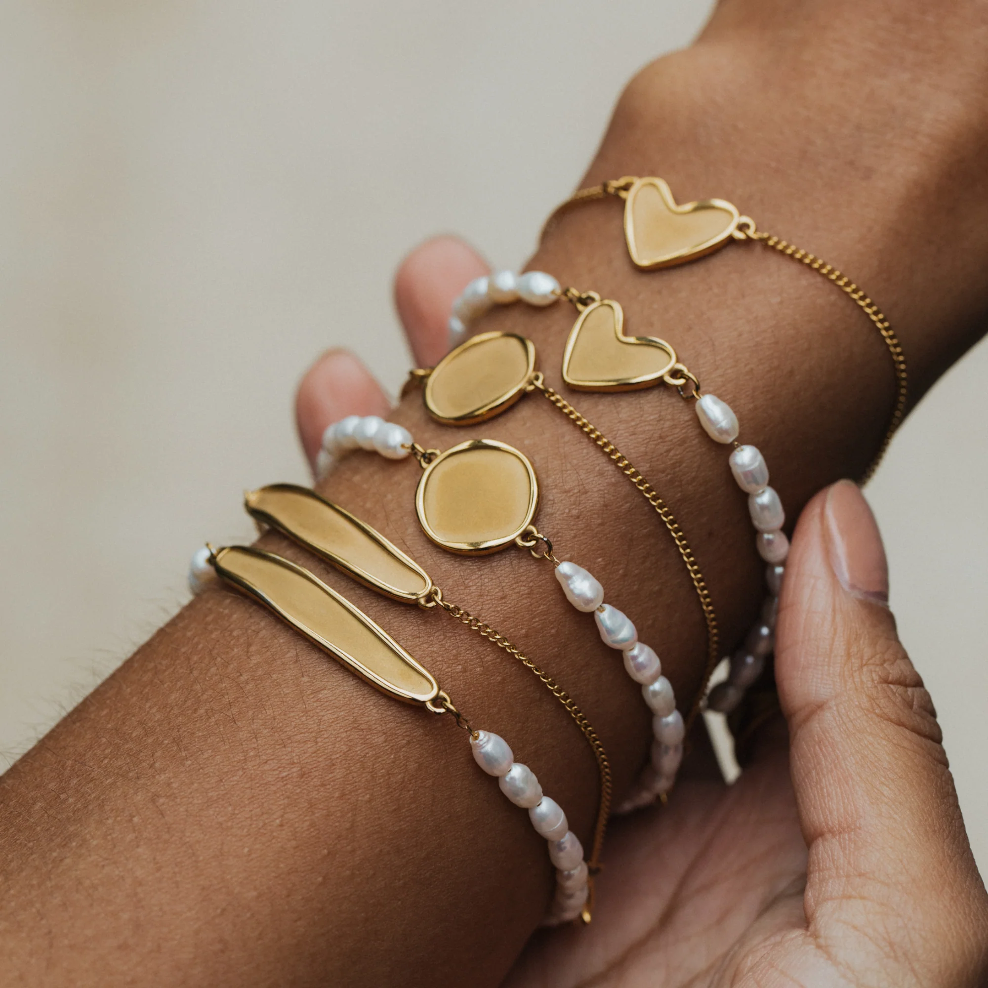 Engravable Heart Pearl Bracelet Gold