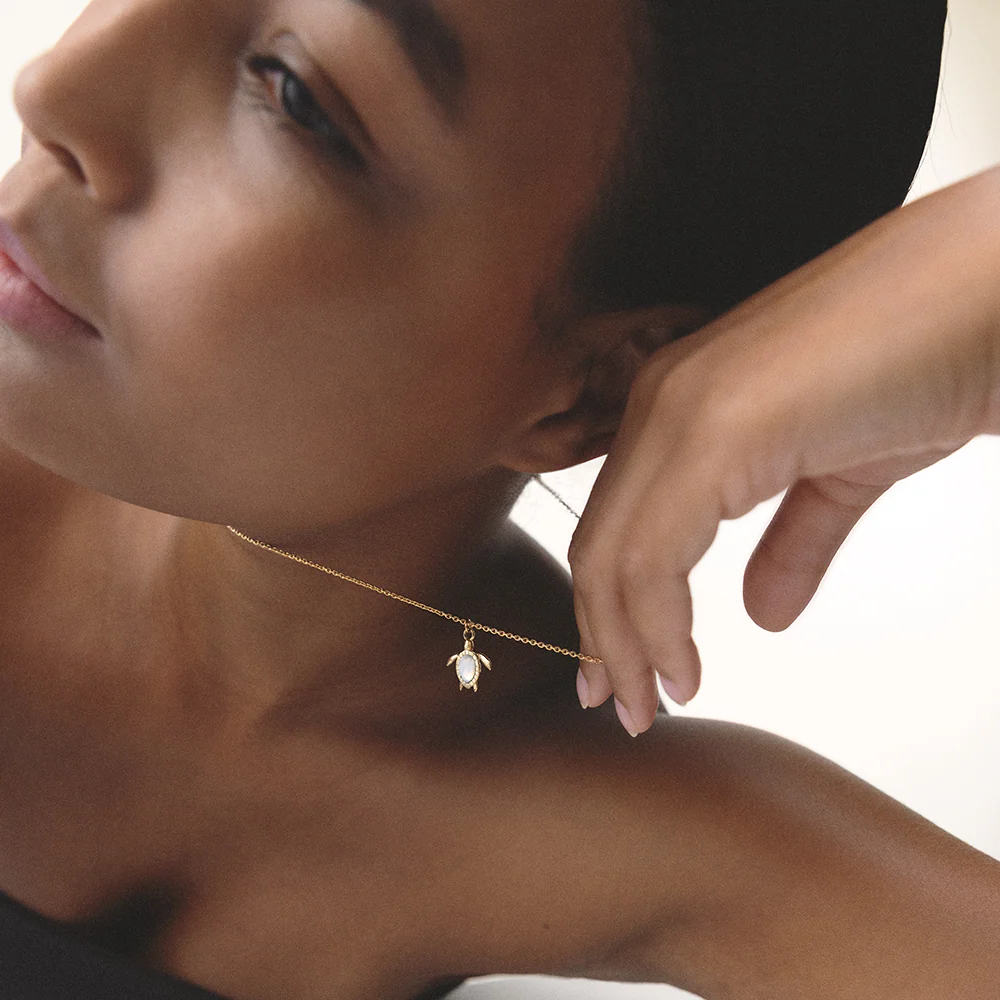 Turtle Mono Necklace White Breeze Gold