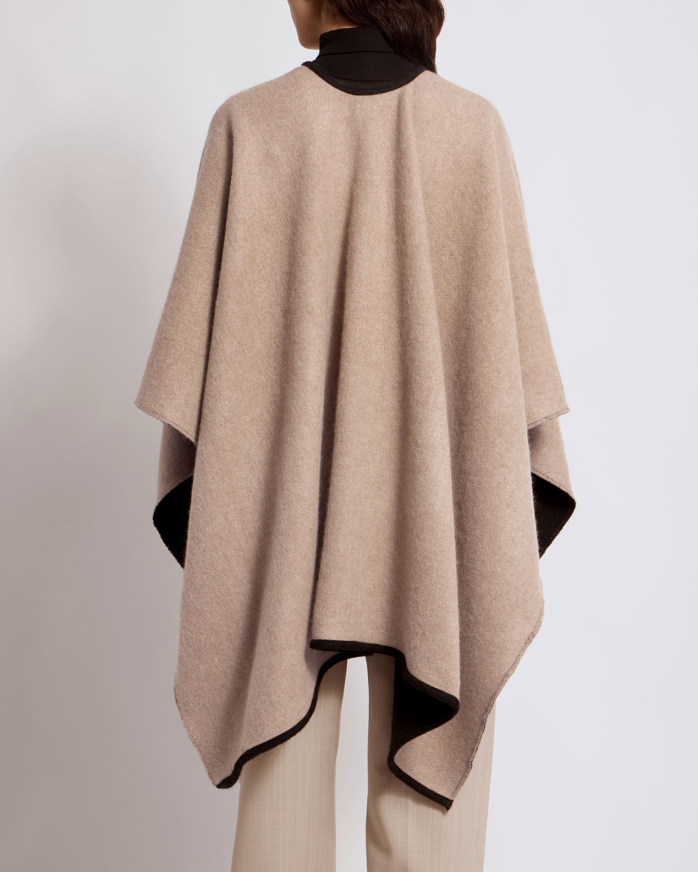 Kite Woven Cape - Black/Natural