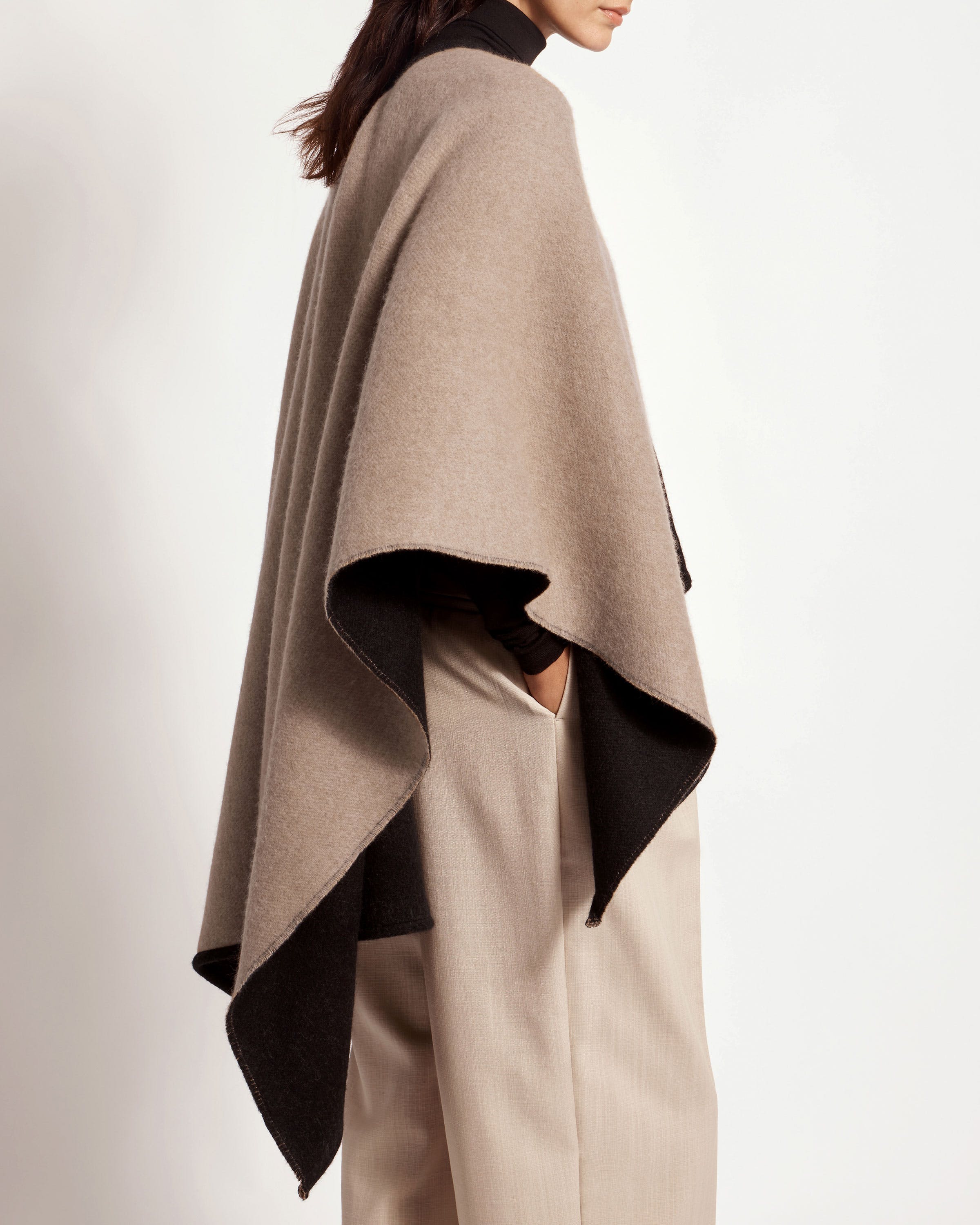 Kite Woven Cape - Black/Natural