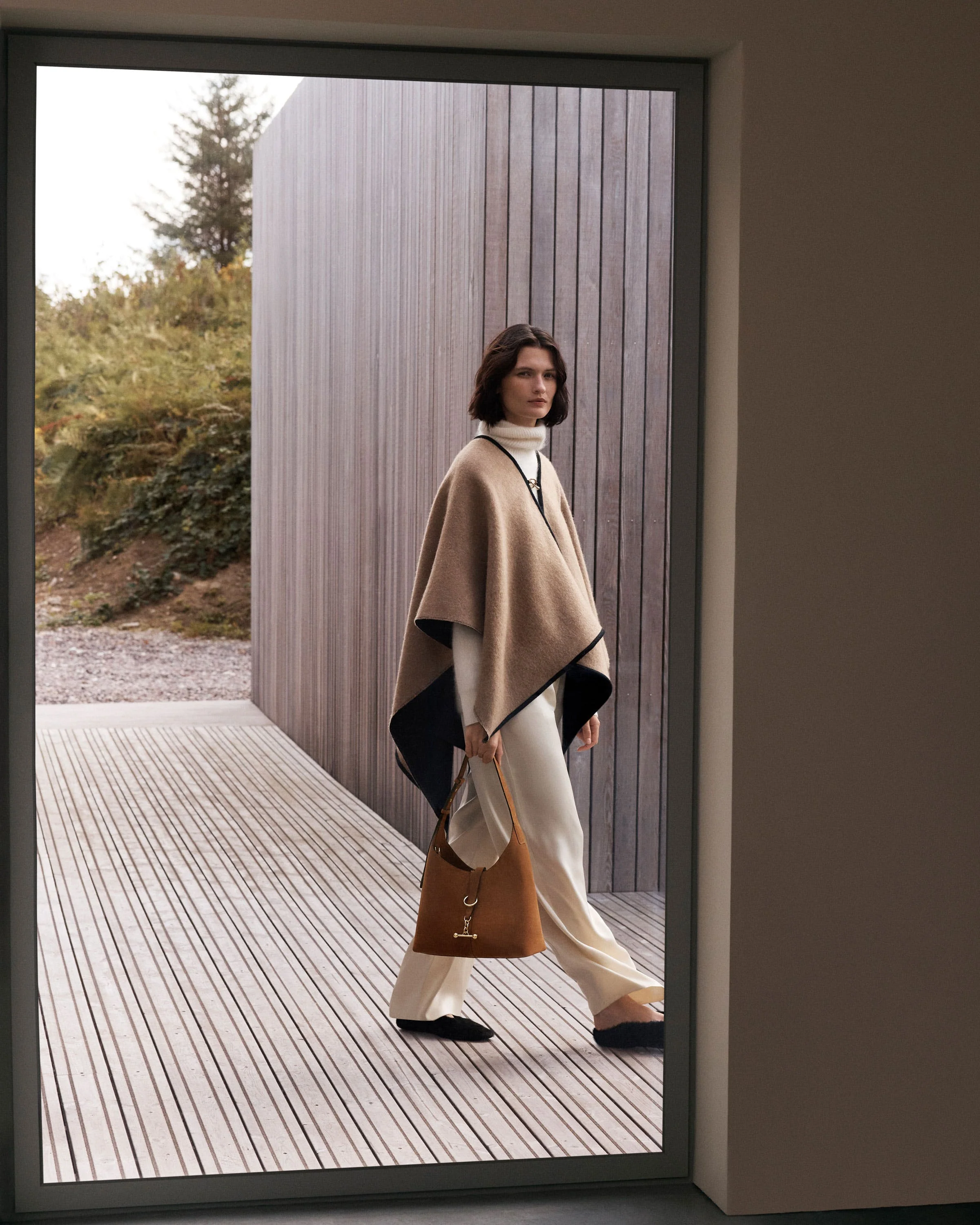 Kite Woven Cape - Black/Natural