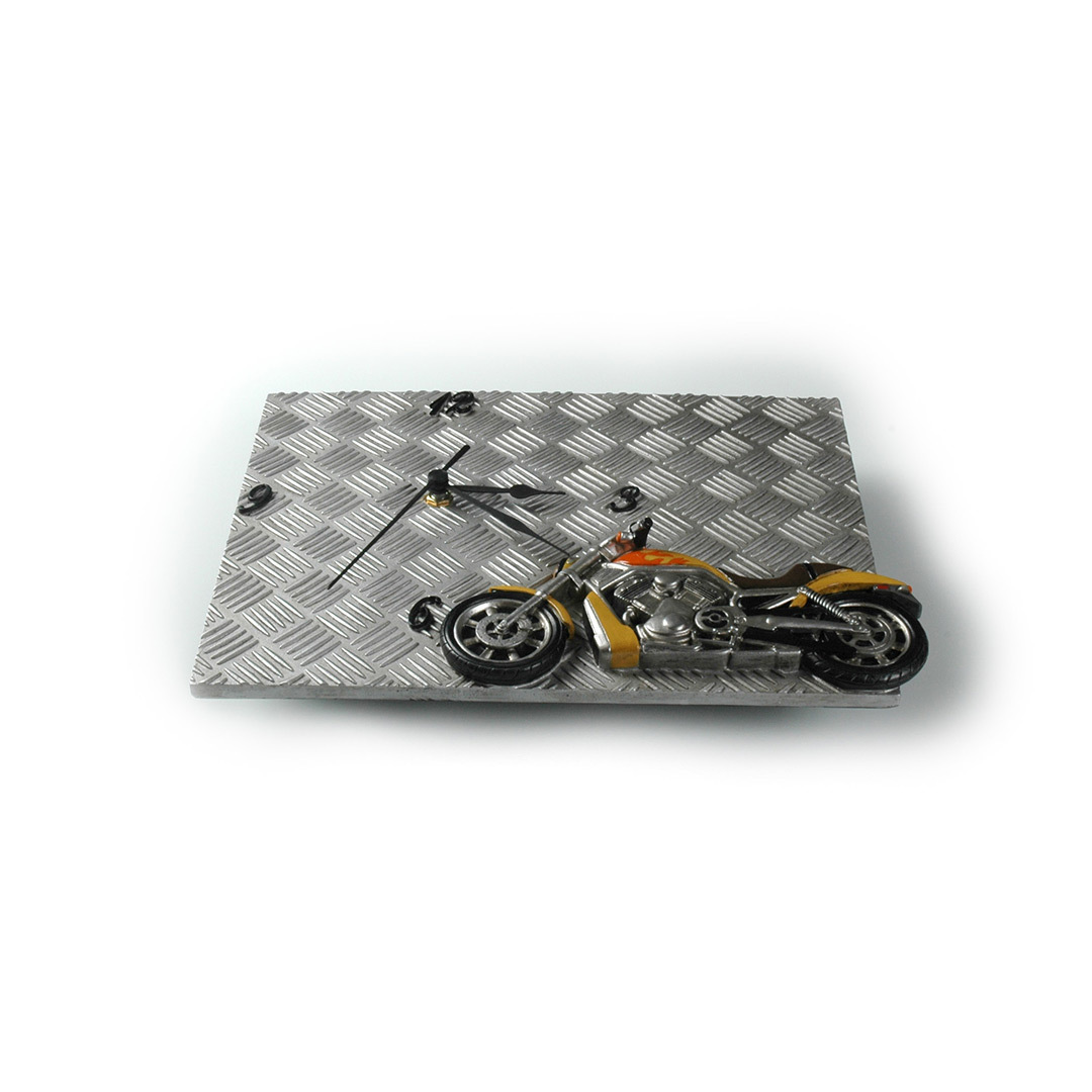 Booster Wall Clock Metal (30,5 x 5 x 23,5 cm) Metal Wall Clock (30,5 x 5 x 23,5 cm)