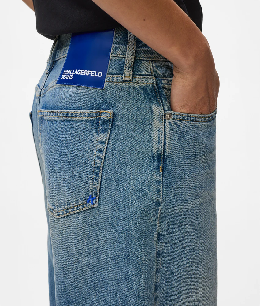 Low-rise wide leg jeans