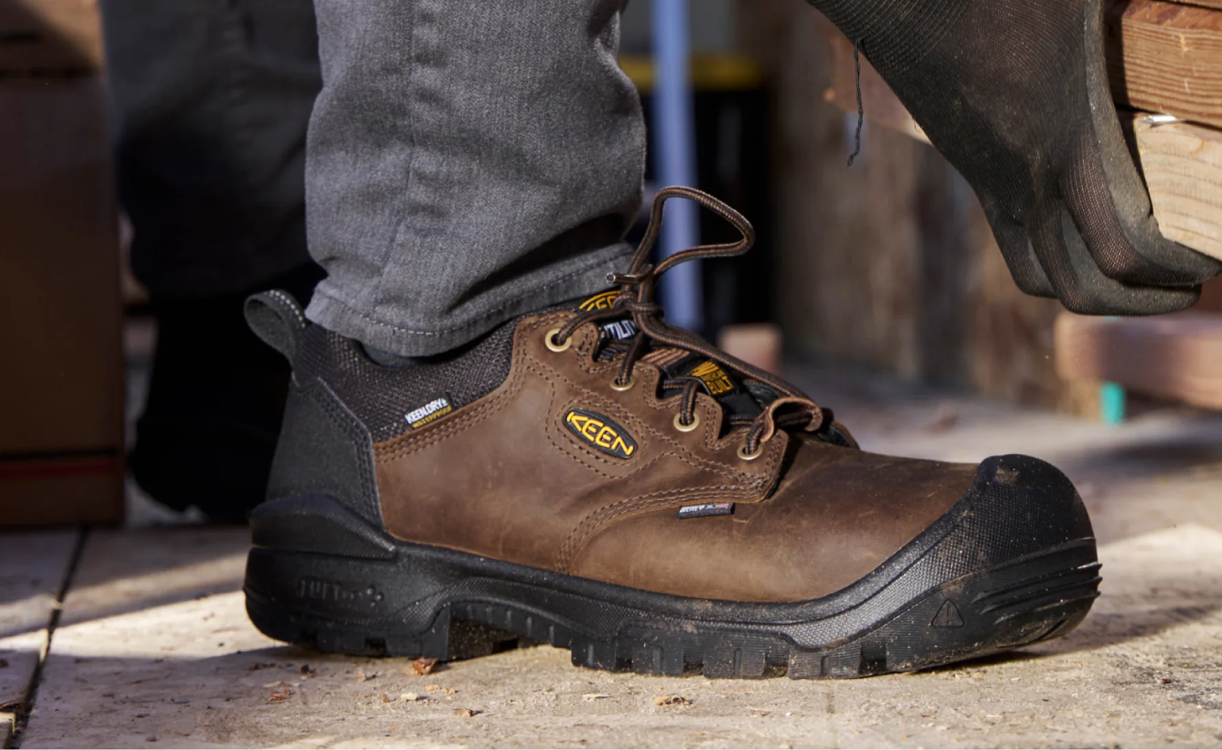 Men's Independence Oxford Waterproof Shoe (Carbon Toe)  |  Dark Earth/Black