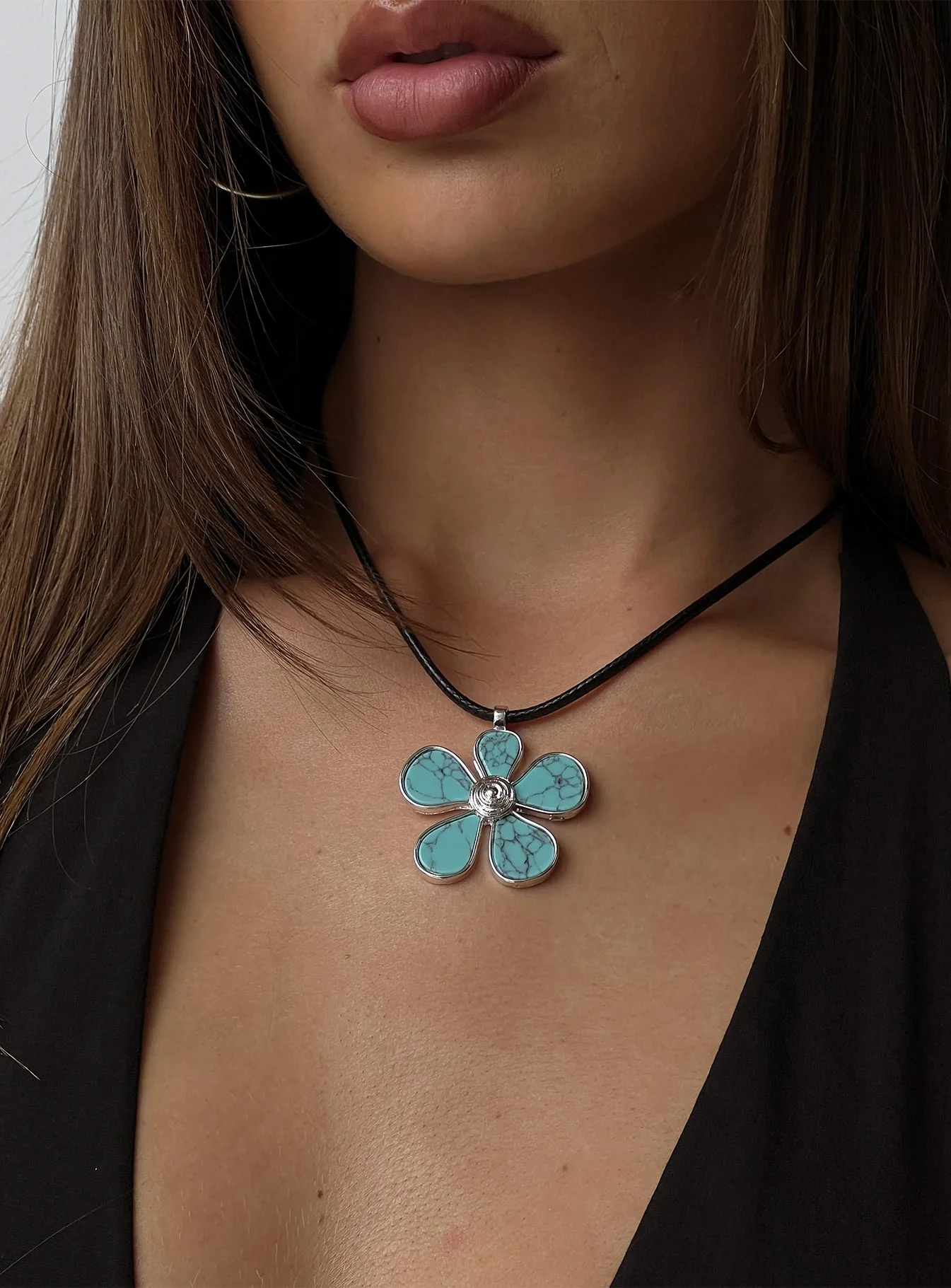 Cuteness Flower Pendant Necklace Black / Blue