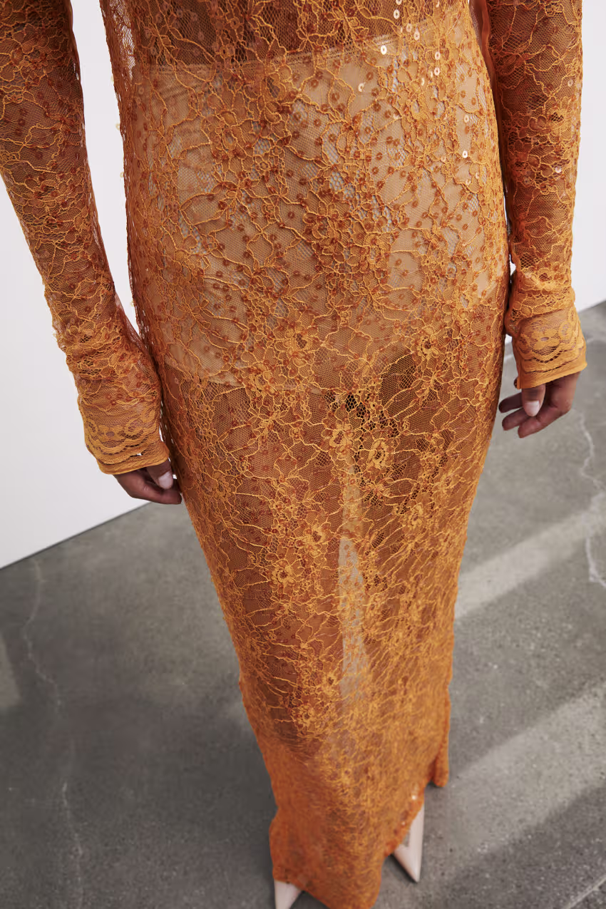 Abito lungo in pizzo con paillettes