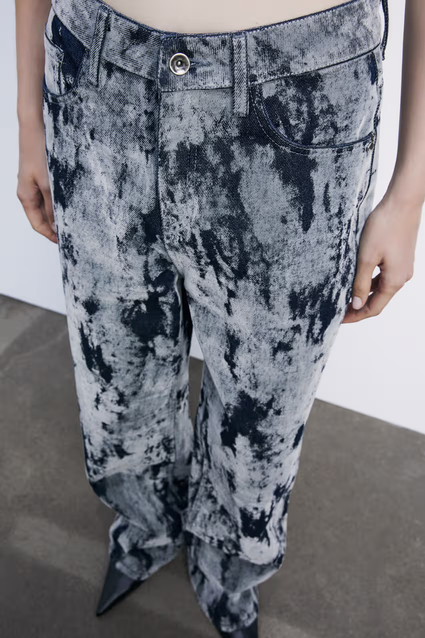 Jeans ampi con stampa flock