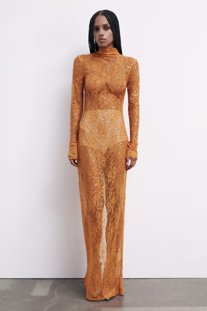 Abito lungo in pizzo con paillettes