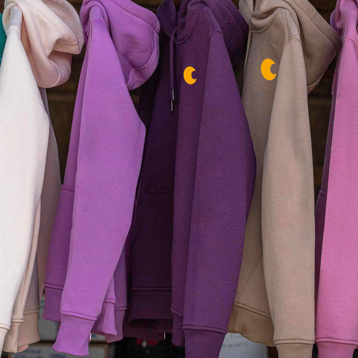 Women's Relaxed Fit Midweight Logo Sleeve Graphic Hoodie