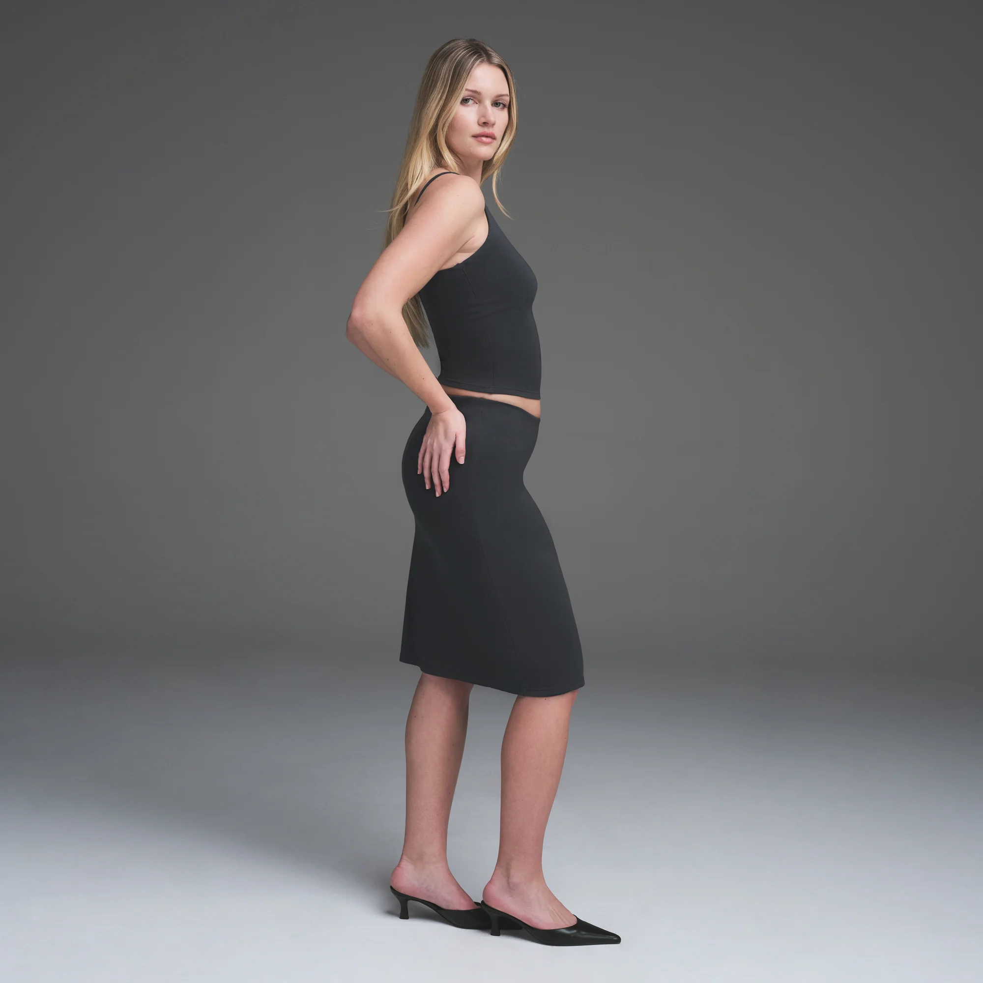 SMOOTH LAYERS SCOOP NECK CAMI | GRAPHITE