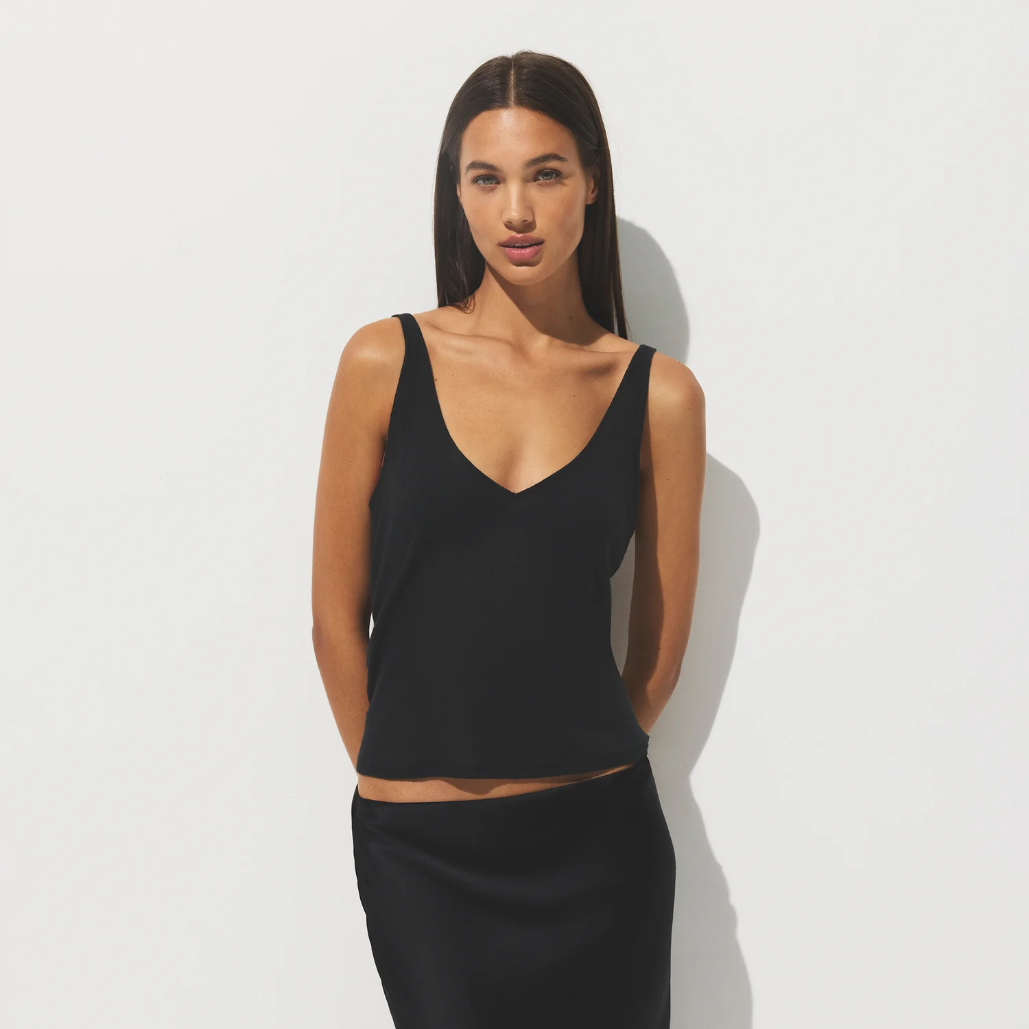 SHEER RIB V NECK TANK | SOOT