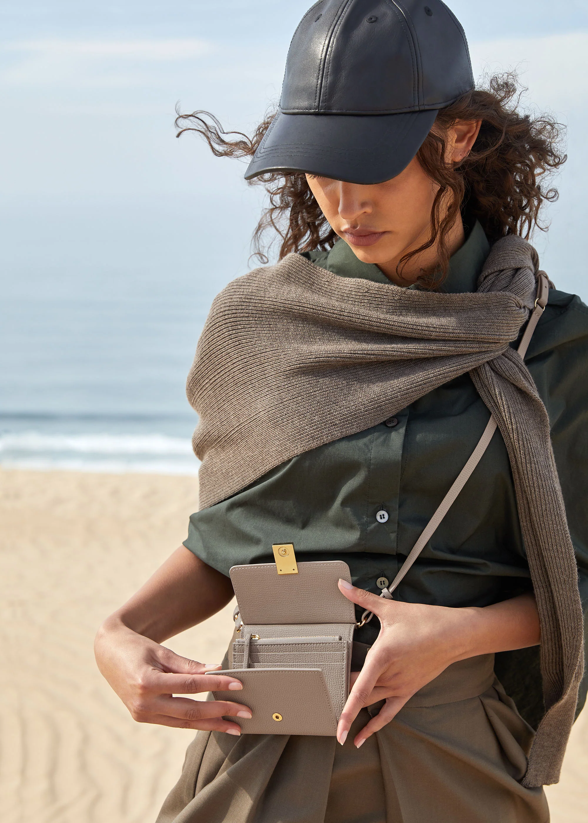 Numéro Sept Crossbody Wallet - Textured Taupe