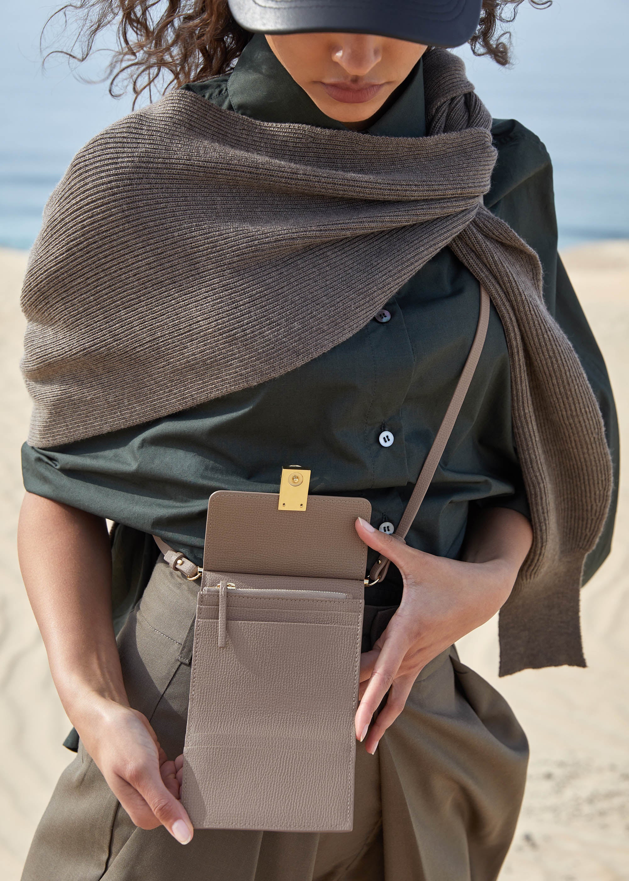 Numéro Sept Crossbody Wallet - Textured Taupe