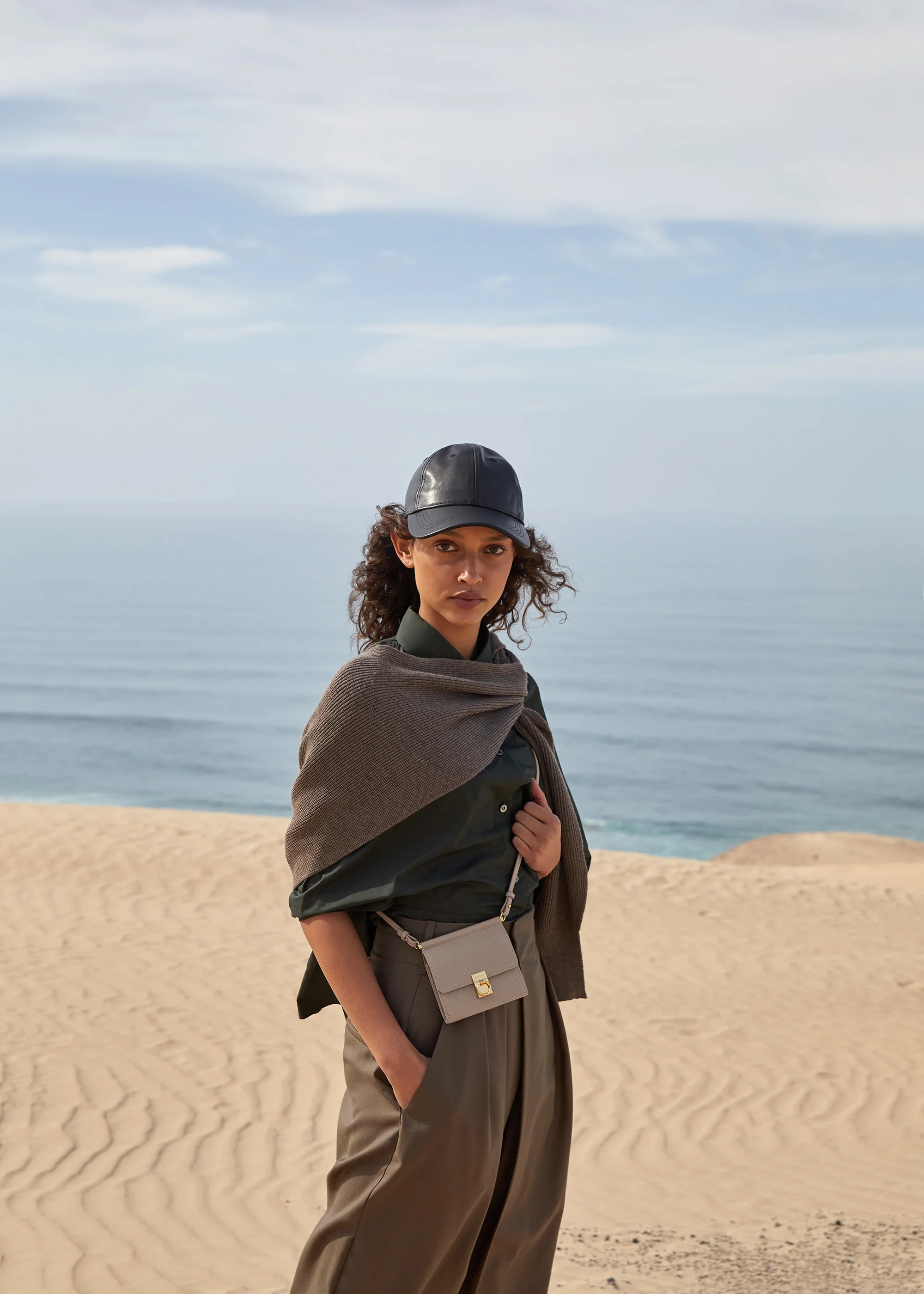 Numéro Sept Crossbody Wallet - Textured Taupe