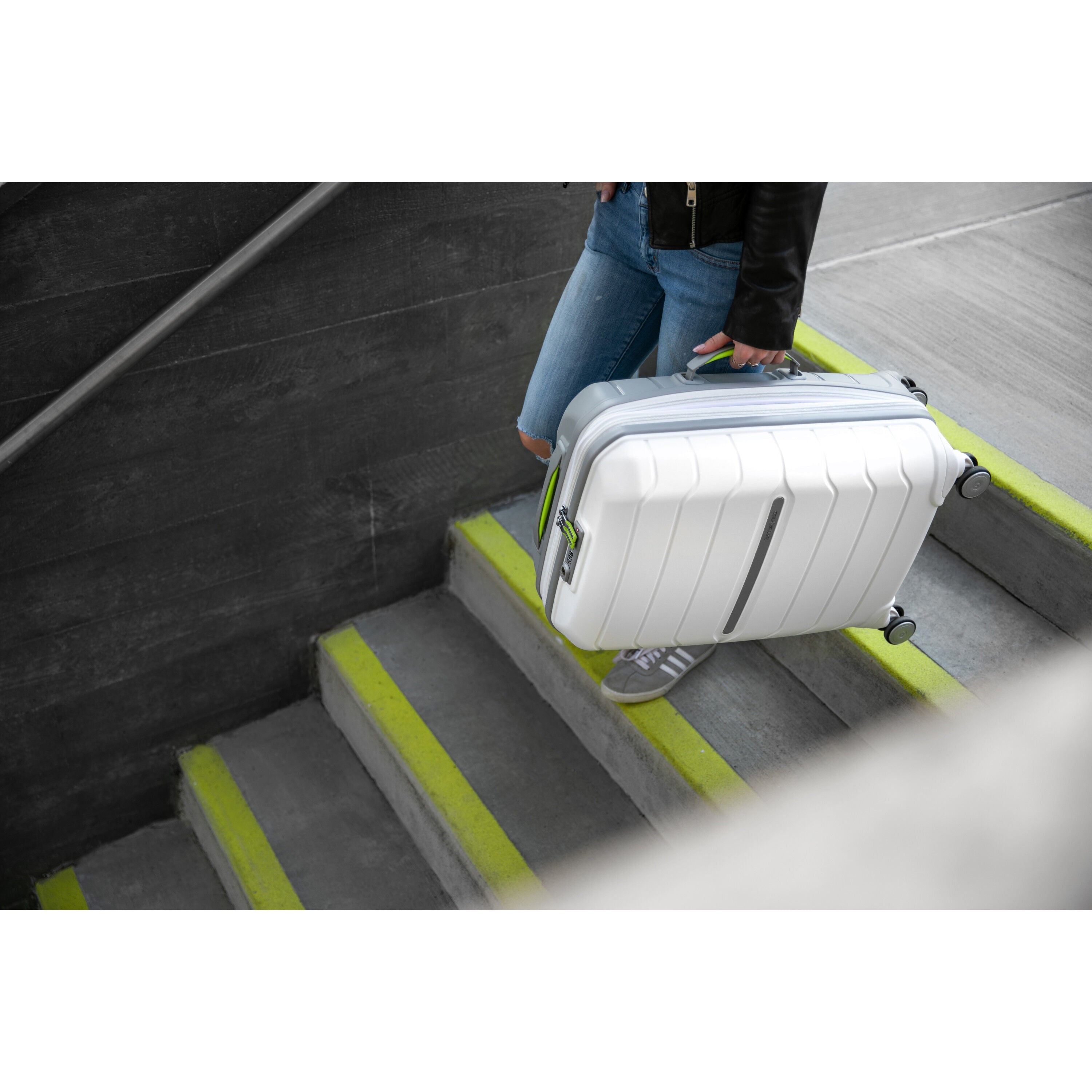 SAMSONITE FREEFORM CARRY-ON SPINNER