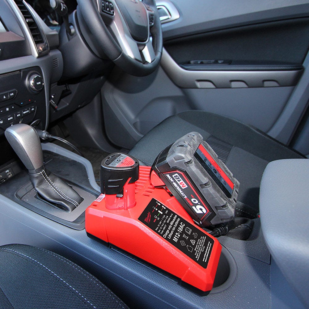 MILWAUKEE 12V/18V Automotive Charger M12-18AC