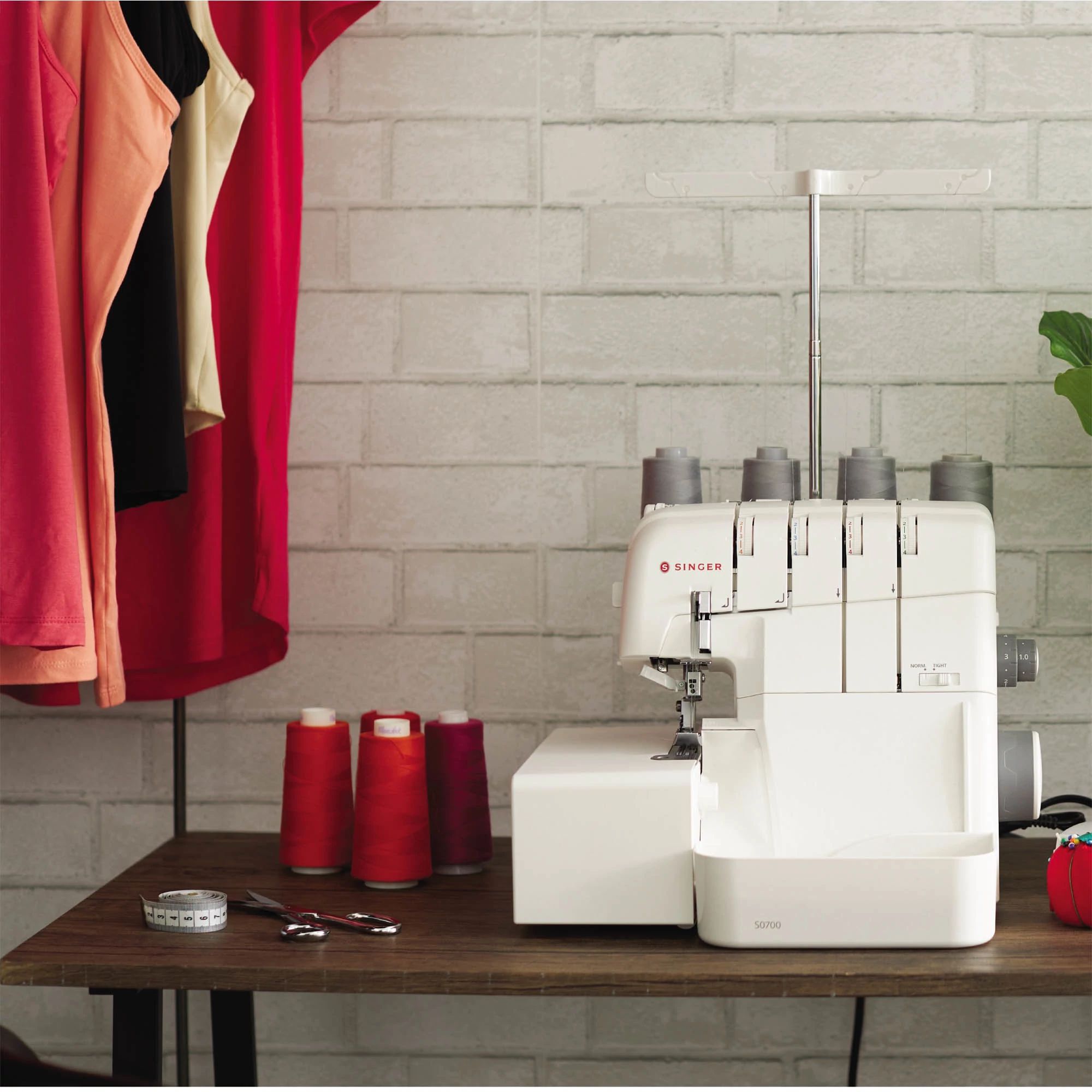 SINGER® S0700 Serger