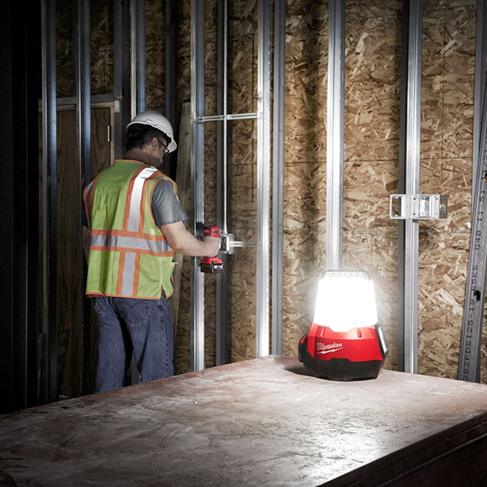 MILWAUKEE 18V Compact Site Light w. Flood Mode M18TAL-0