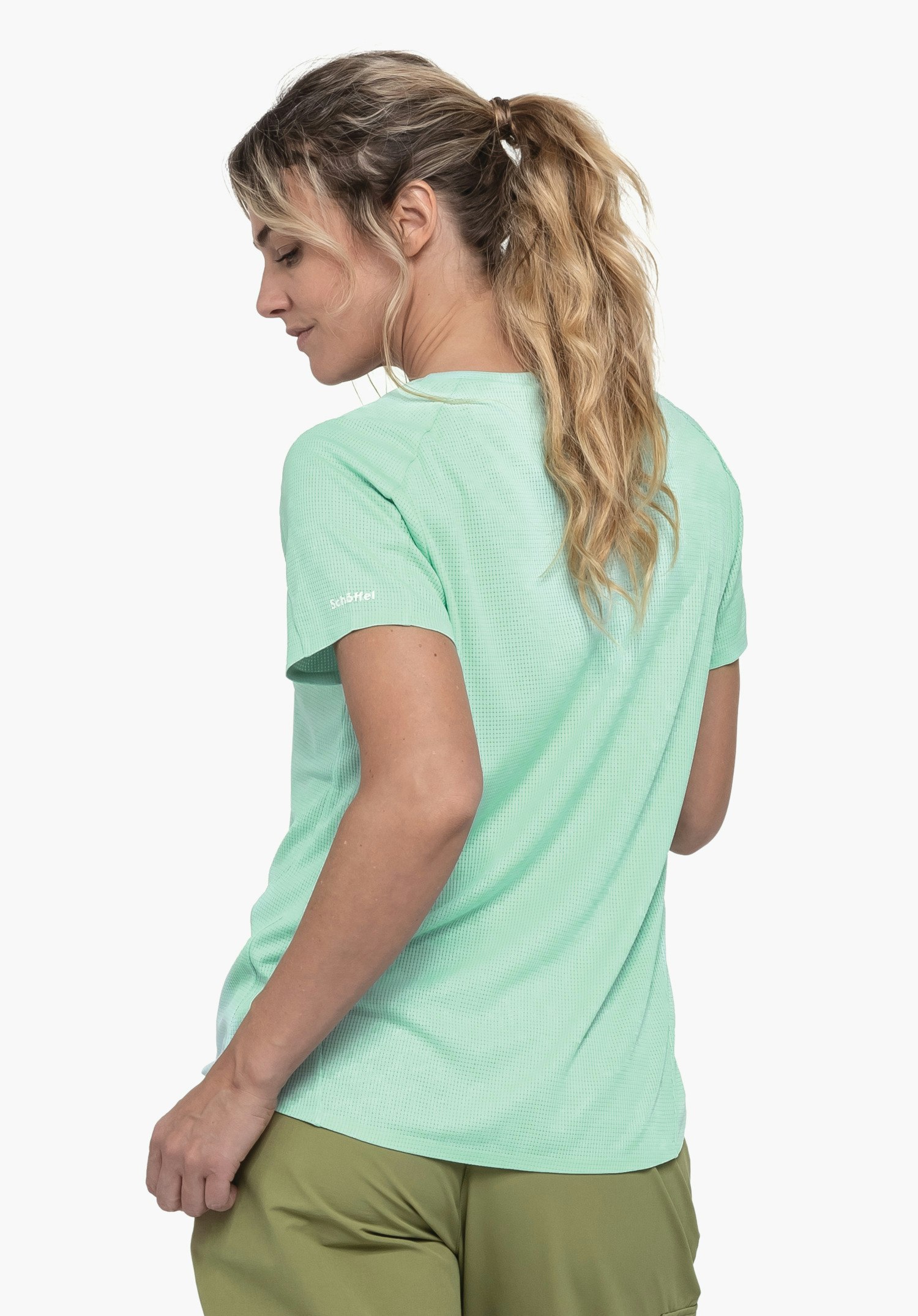 Hiking shirt with frictionless shoulders