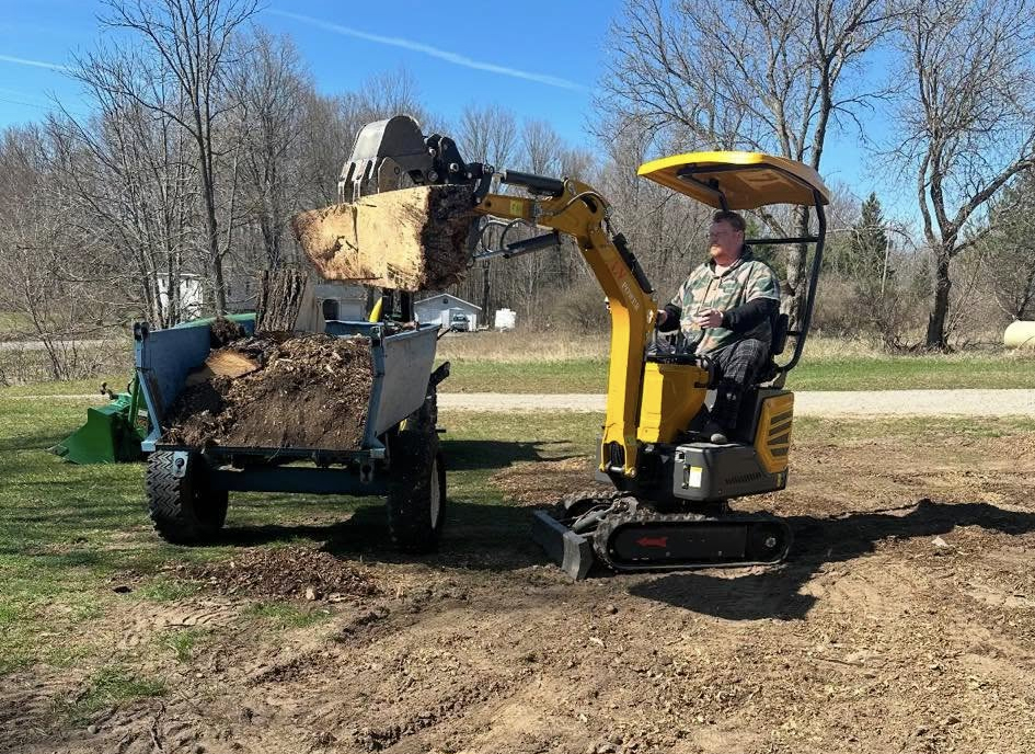 ‌Applications of Small Excavators in Construction Sites and Households‌