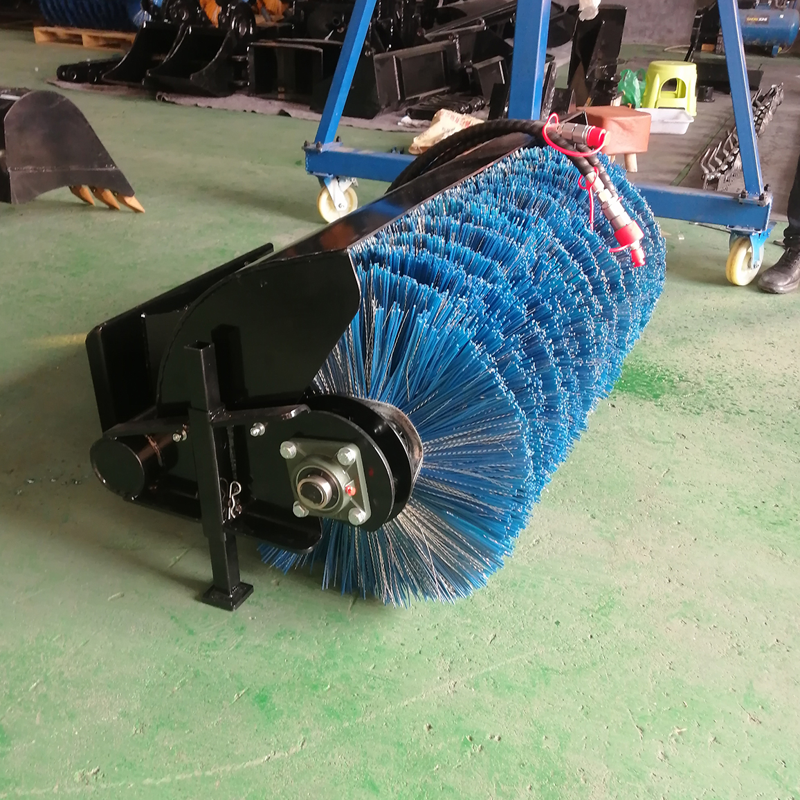 Oblique angle cleaner