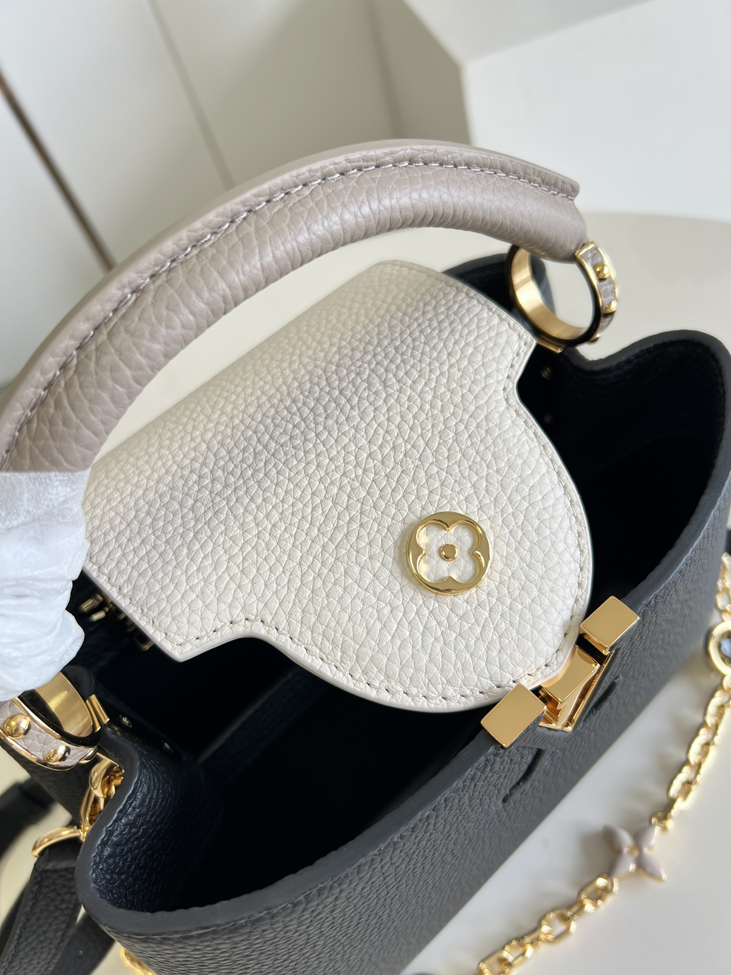 Replica Louis Vuitton Capucines MM LV Bag Black / Galet Gray / Pearly Cream  M20708 for Sale