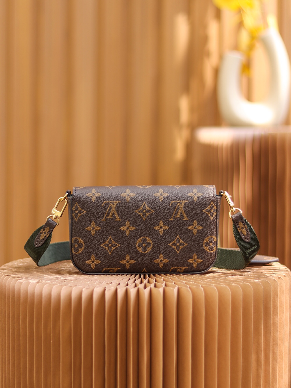 Shop Louis Vuitton Félicie strap & go (M80091) by luxurysuite