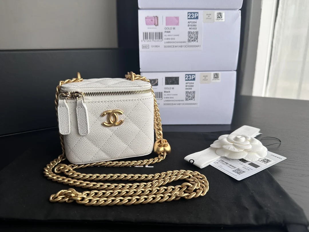 Replica Chanel clutch with chain Grained Calfskin & Gold-Tone Metal White  Ap3203