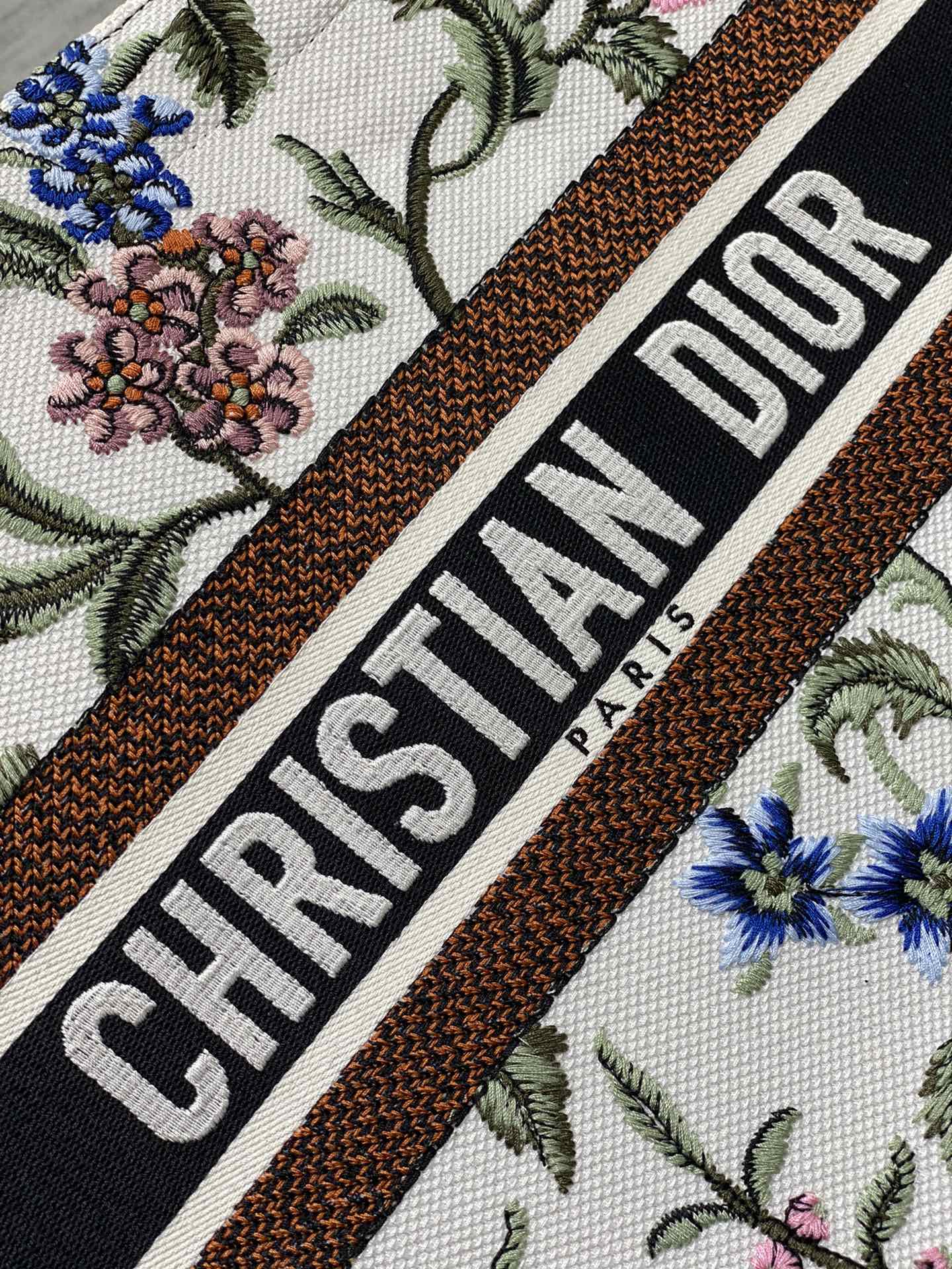 Christian Dior White Dior Petites Fleurs Embroidery Medium Dior Book Tote, myGemma, DE